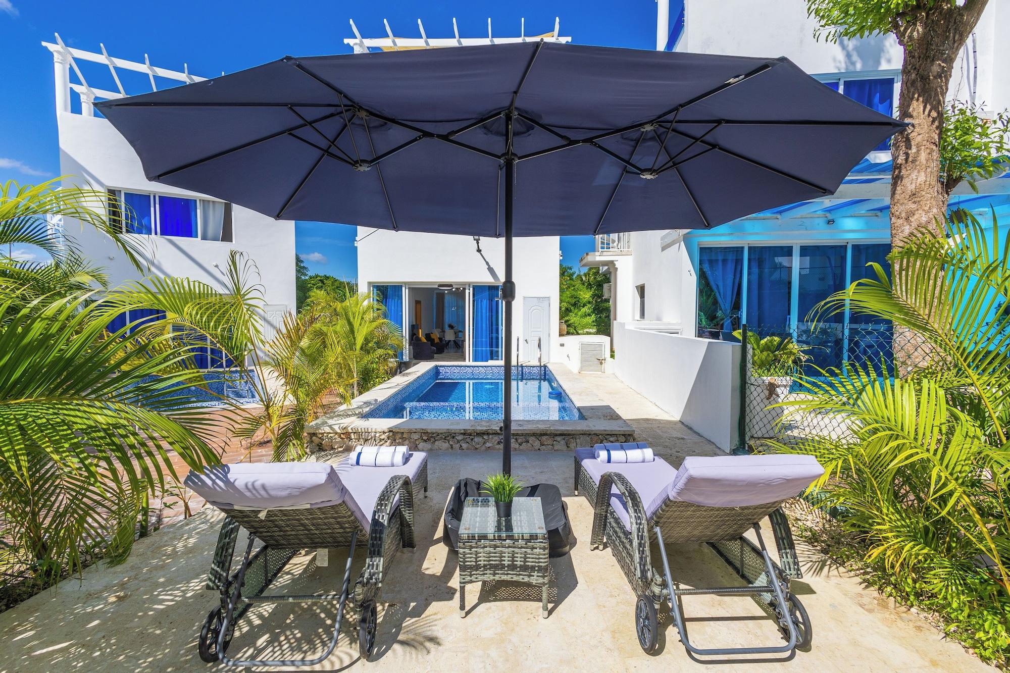 Varios 3-BR Villa with Pool & Rooftop Jacuzzi