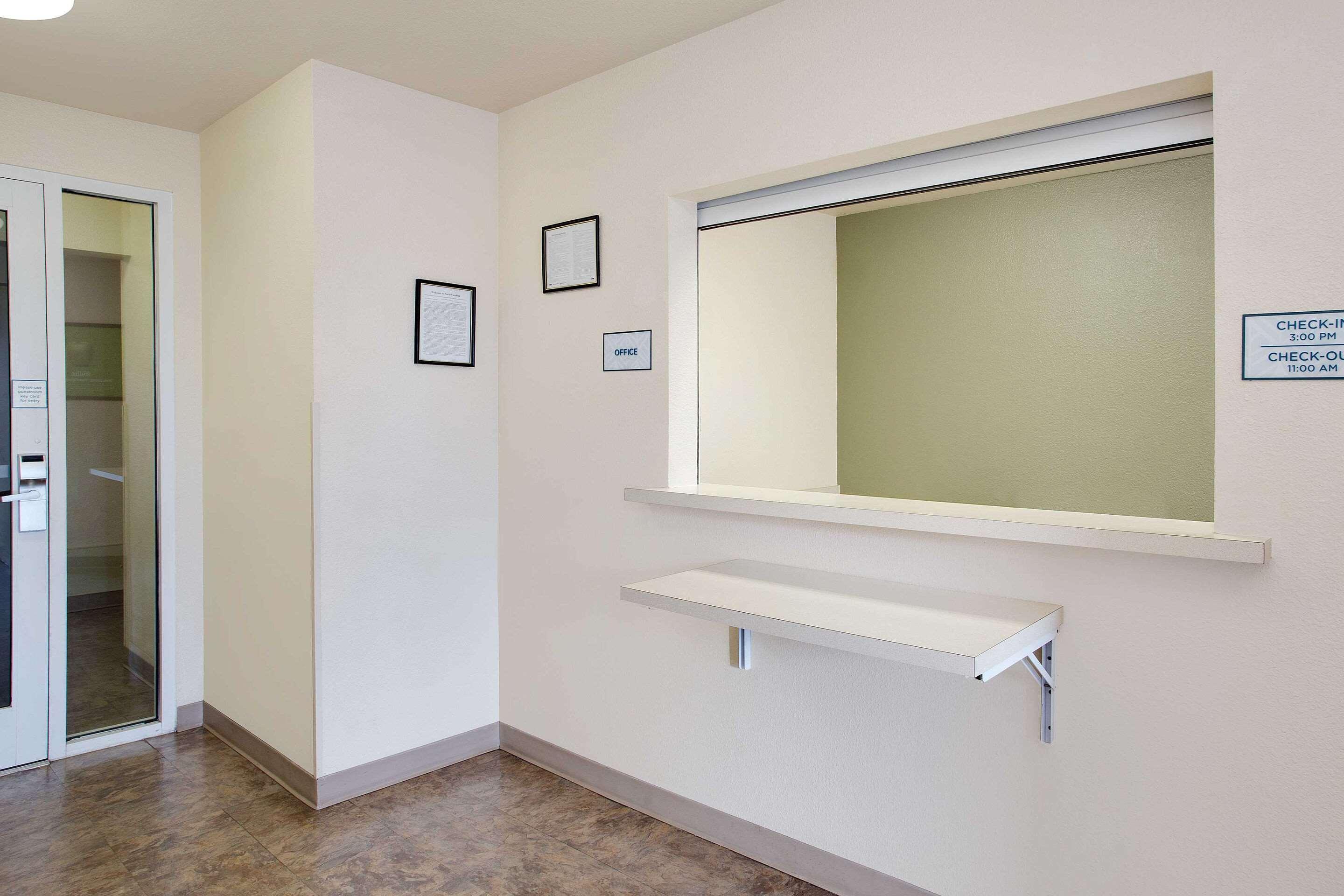 Vista Lobby WoodSpring Suites Asheville - Biltmore West