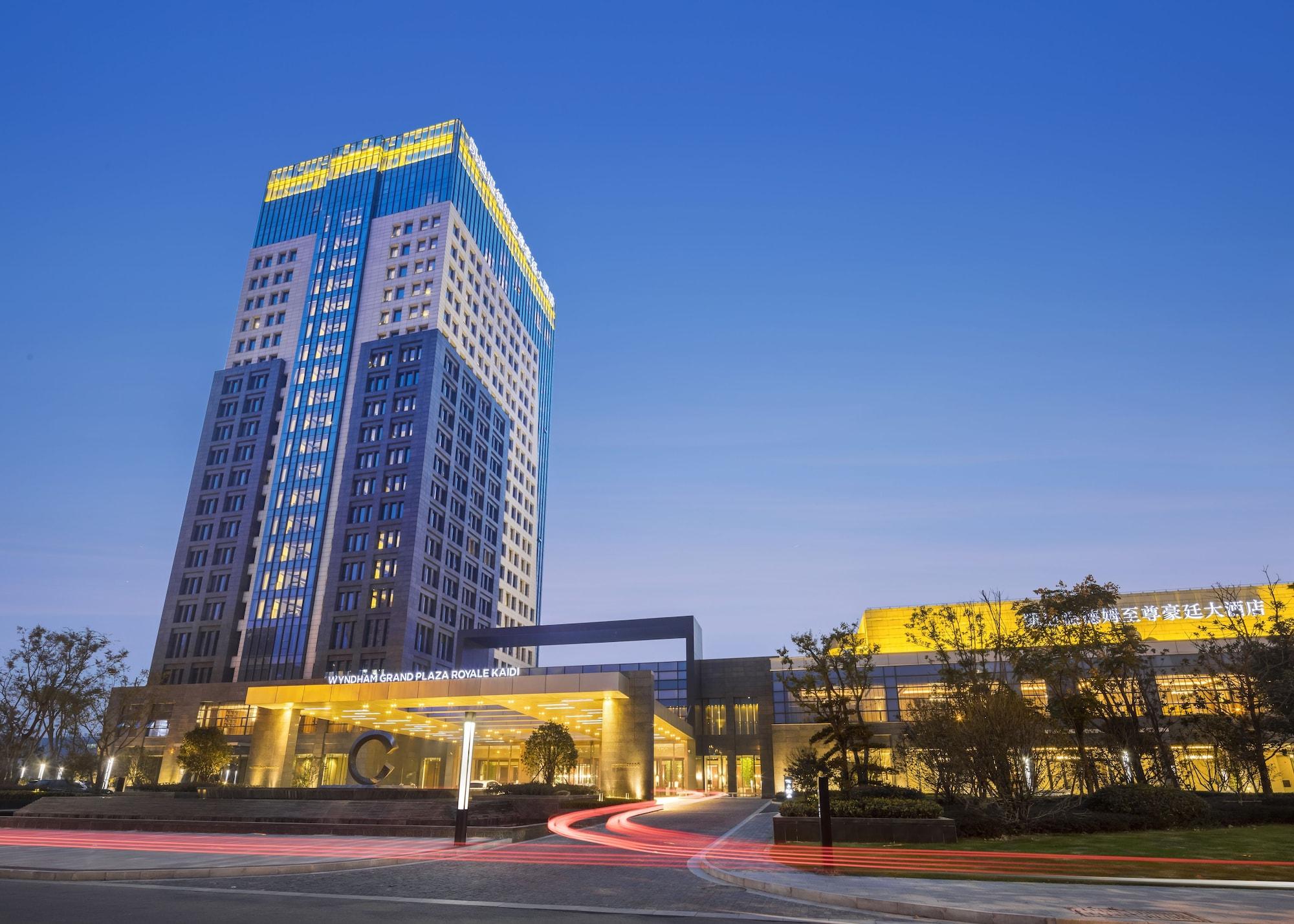Vista Exterior Wyndham Grand Plaza Royale Kaidi