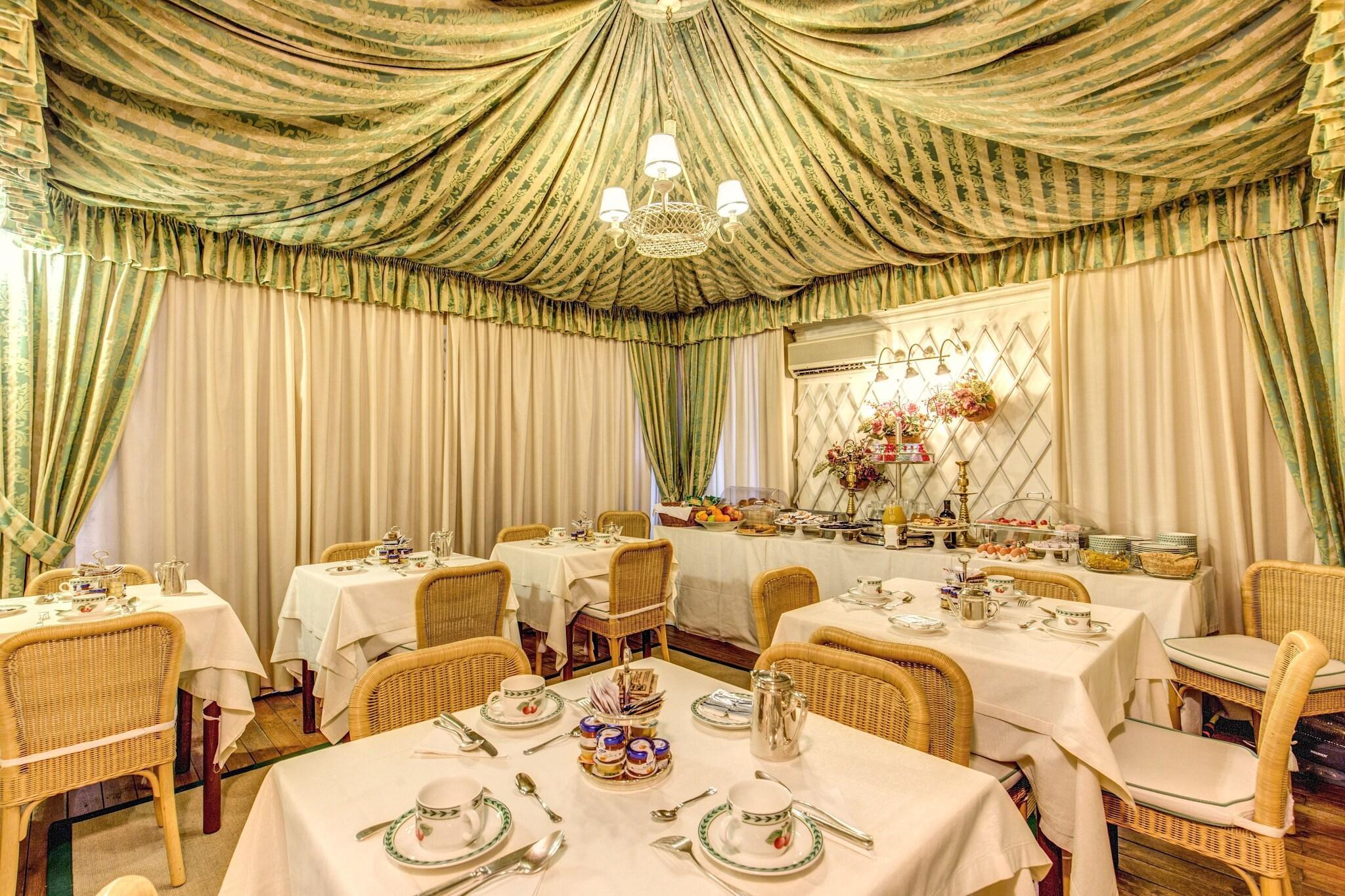 Bar/Salón Hotel Cortina