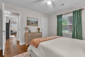 Alojamiento - Firefly Cottage- 2 bedroom, peaceful stay near downtown and AFBs