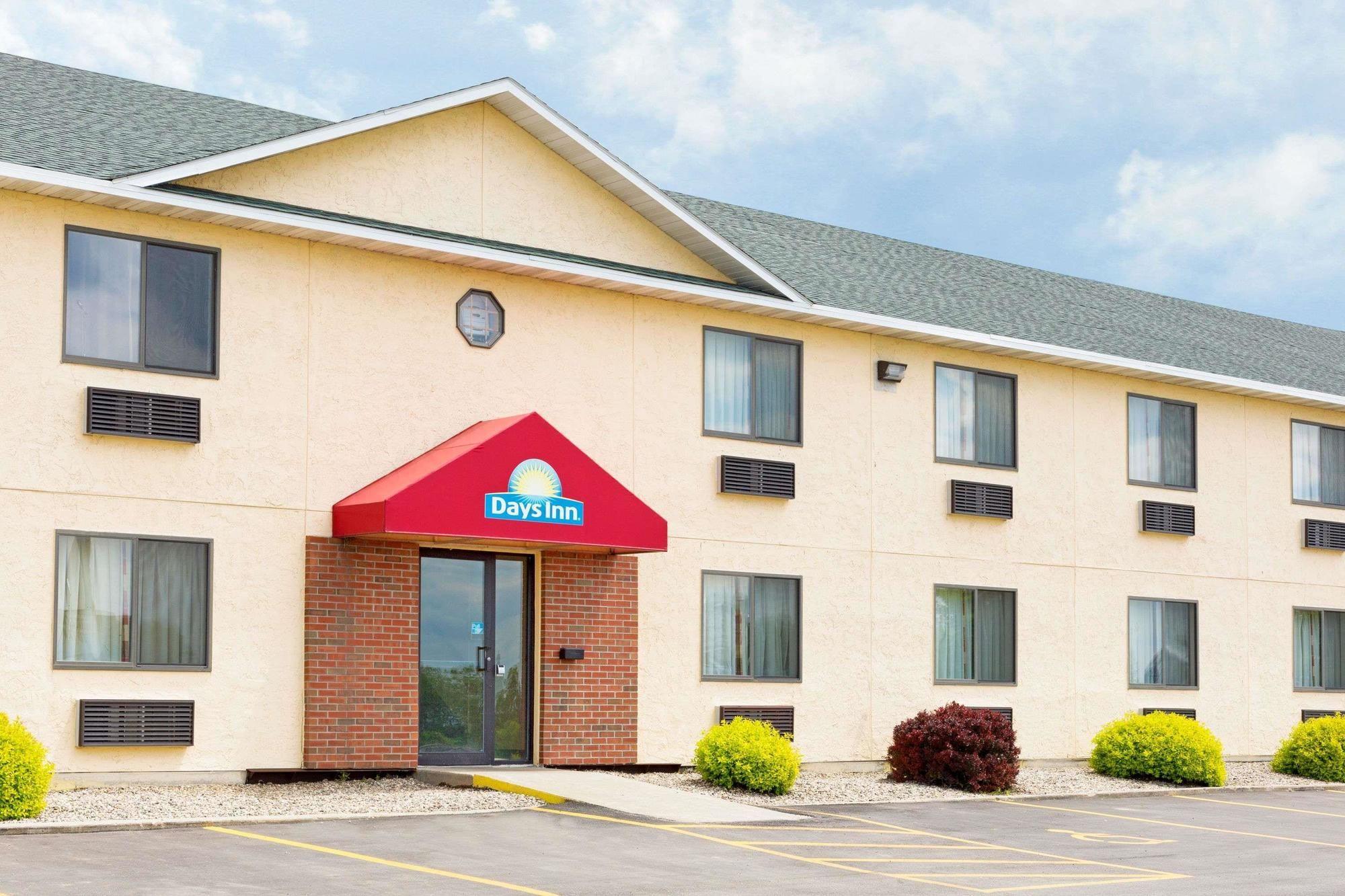 Varios Econo Lodge Inn & Suites