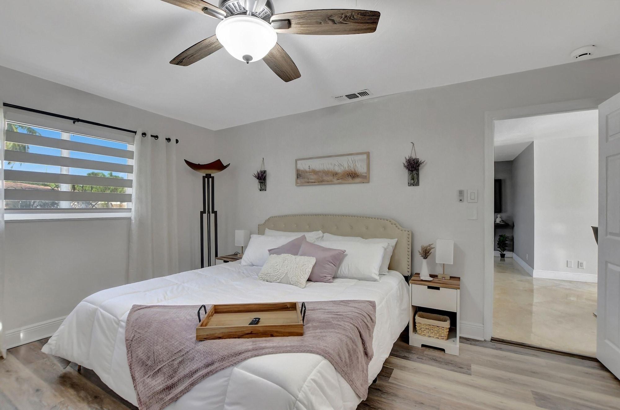 Habitación Boca Beauty - Stylish Home With Pool 3 Bedroom Home by RedAwning