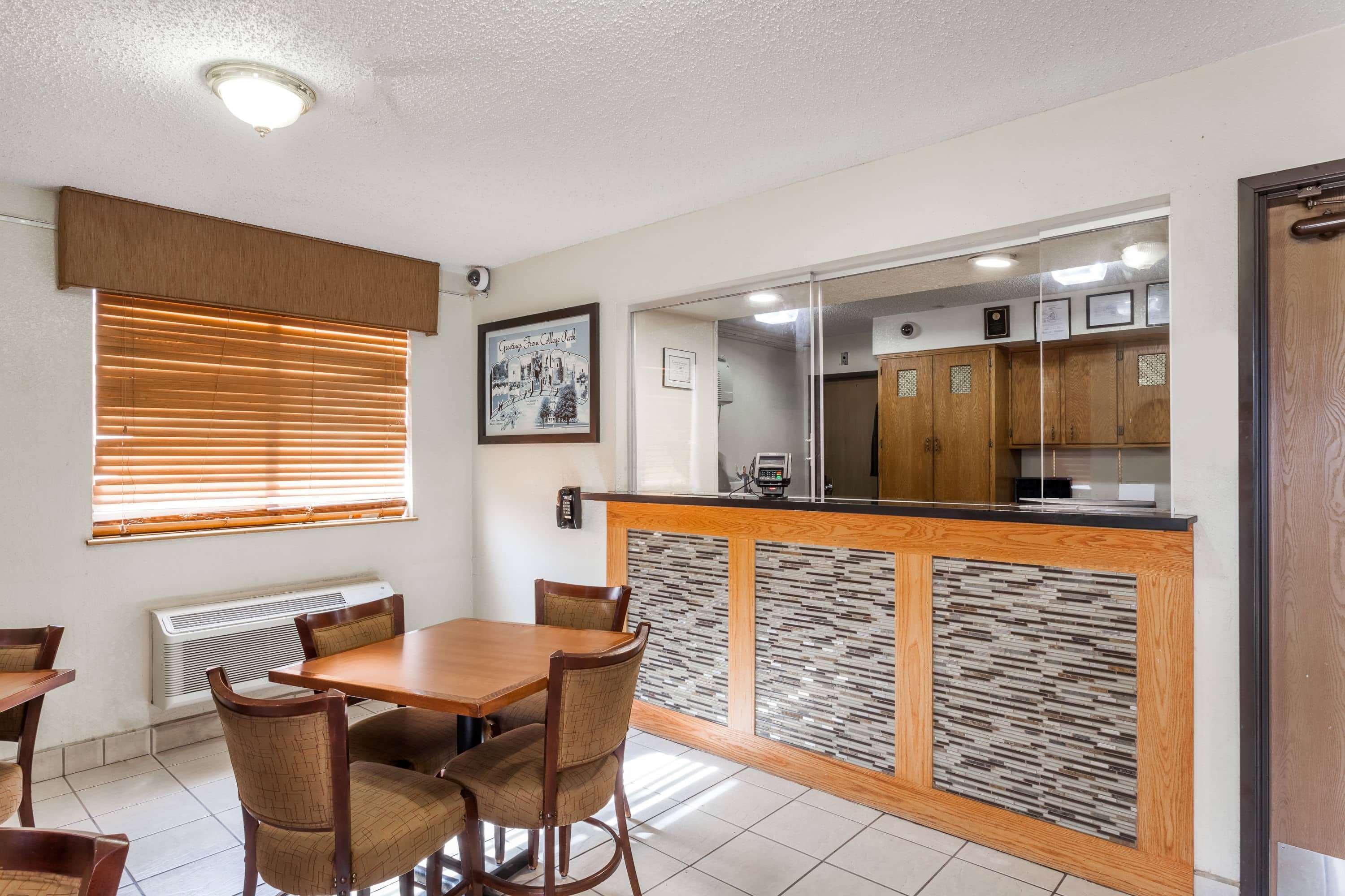 Vista Lobby Super 8 by Wyndham College Park Wash DC Area