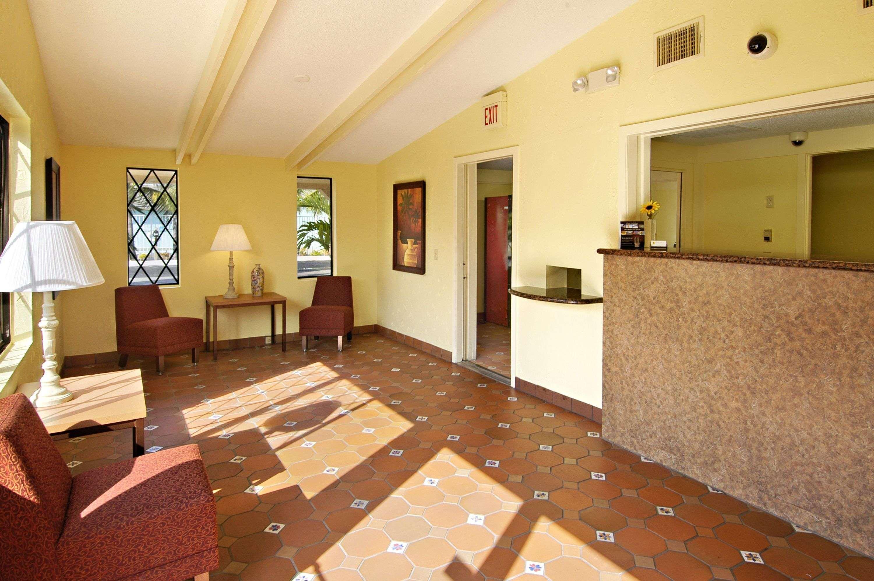 Vista Lobby Super 8 by Wyndham Lantana West Palm Beach