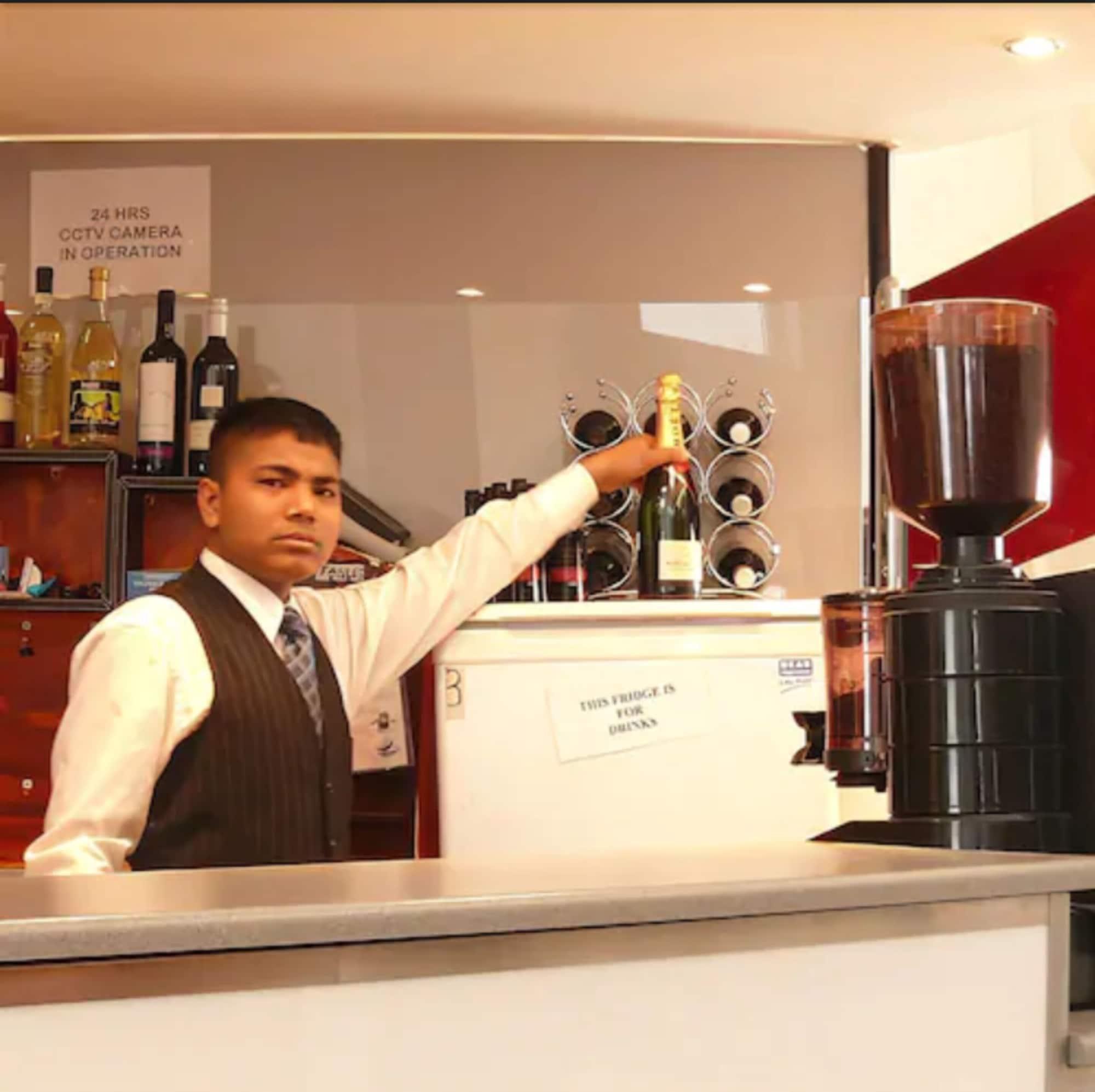 Bar/Salón DeSalis Hotel London Stansted