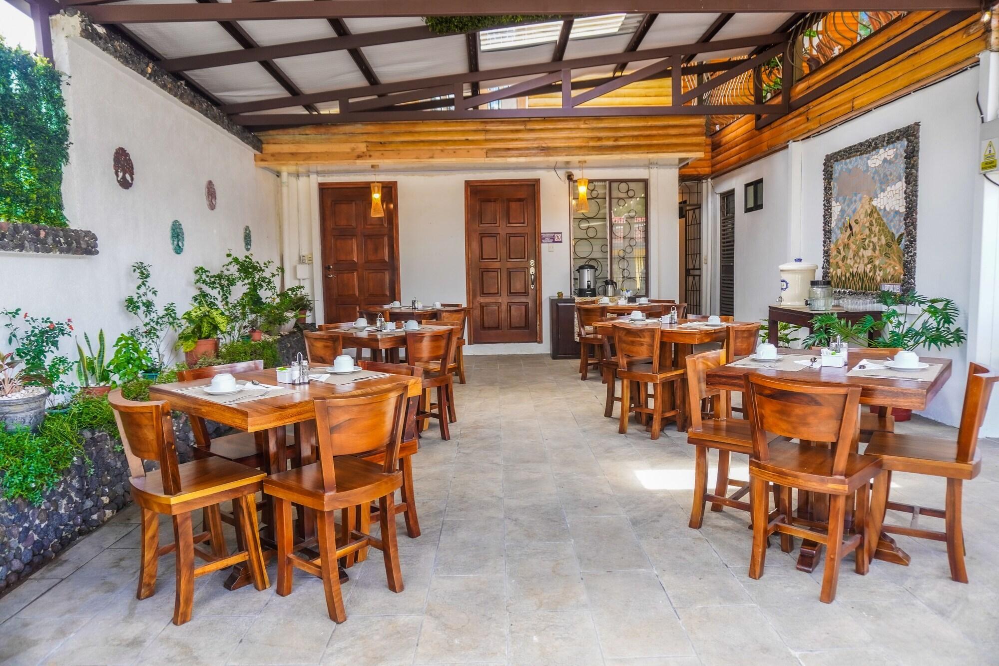 Restaurant La Fortuna Lodge by Treebu Hotels