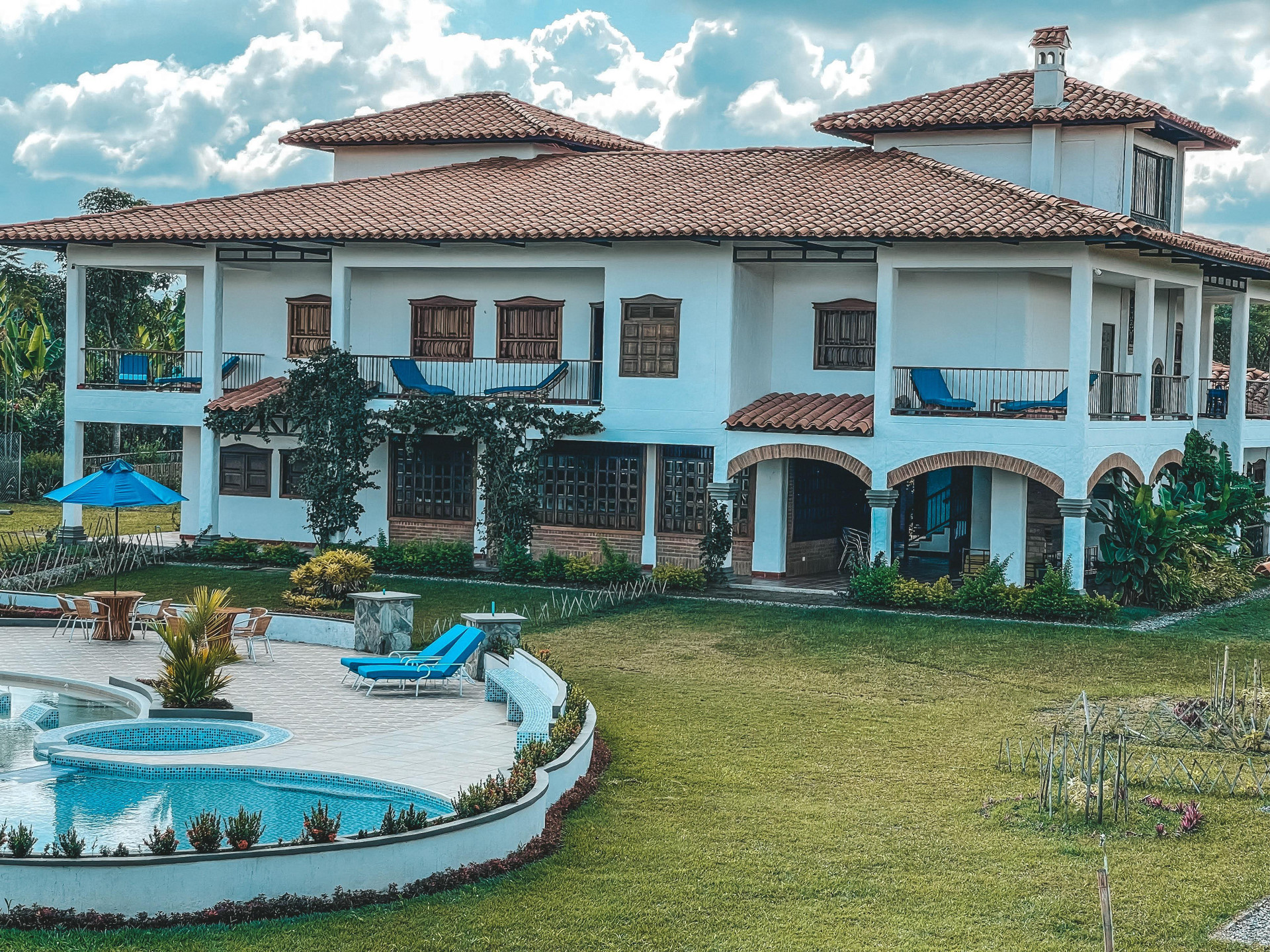 Vista aérea Casona Montañesa cerca Parque del Café