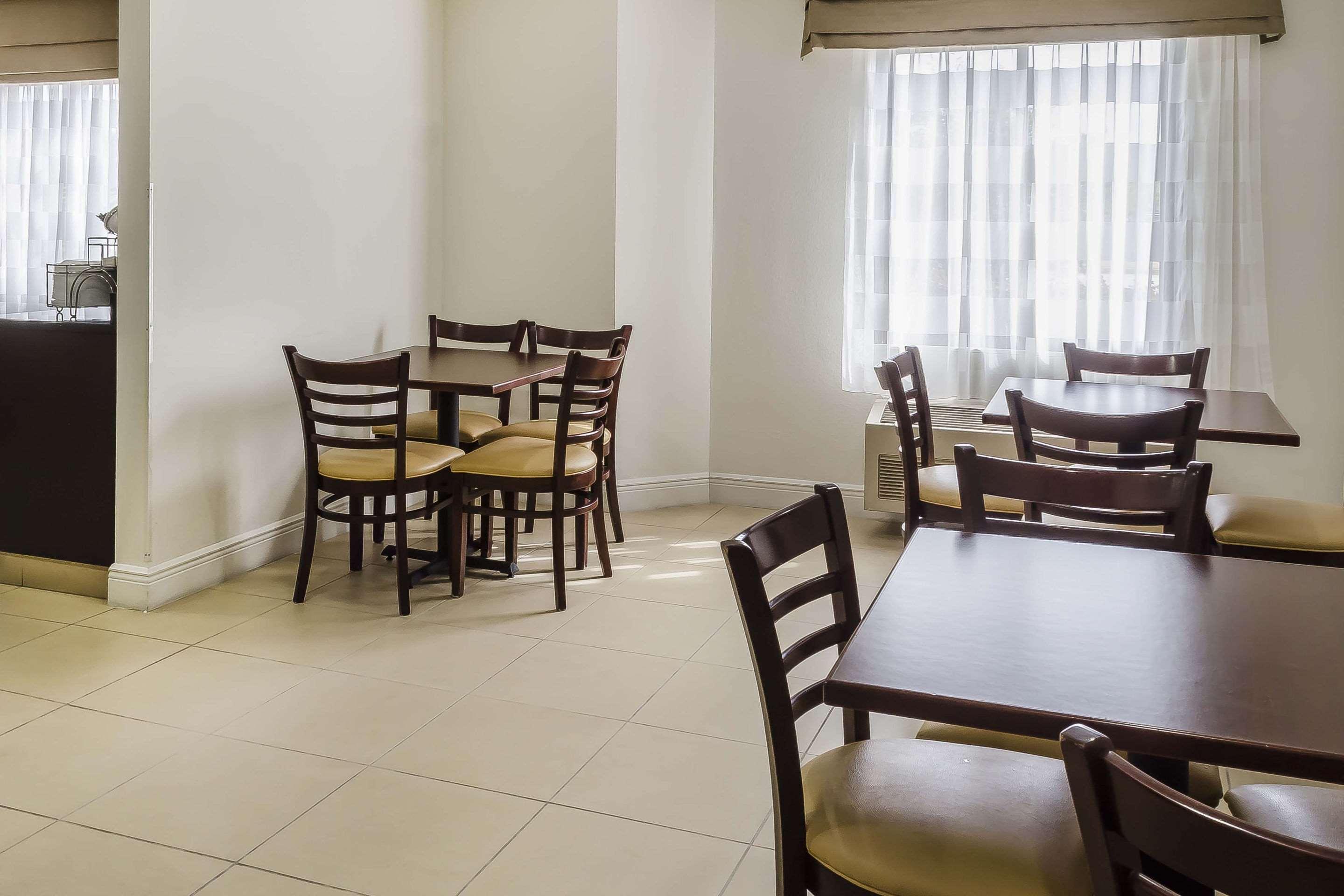 Restaurant Sleep Inn Destin near Miramar Beach