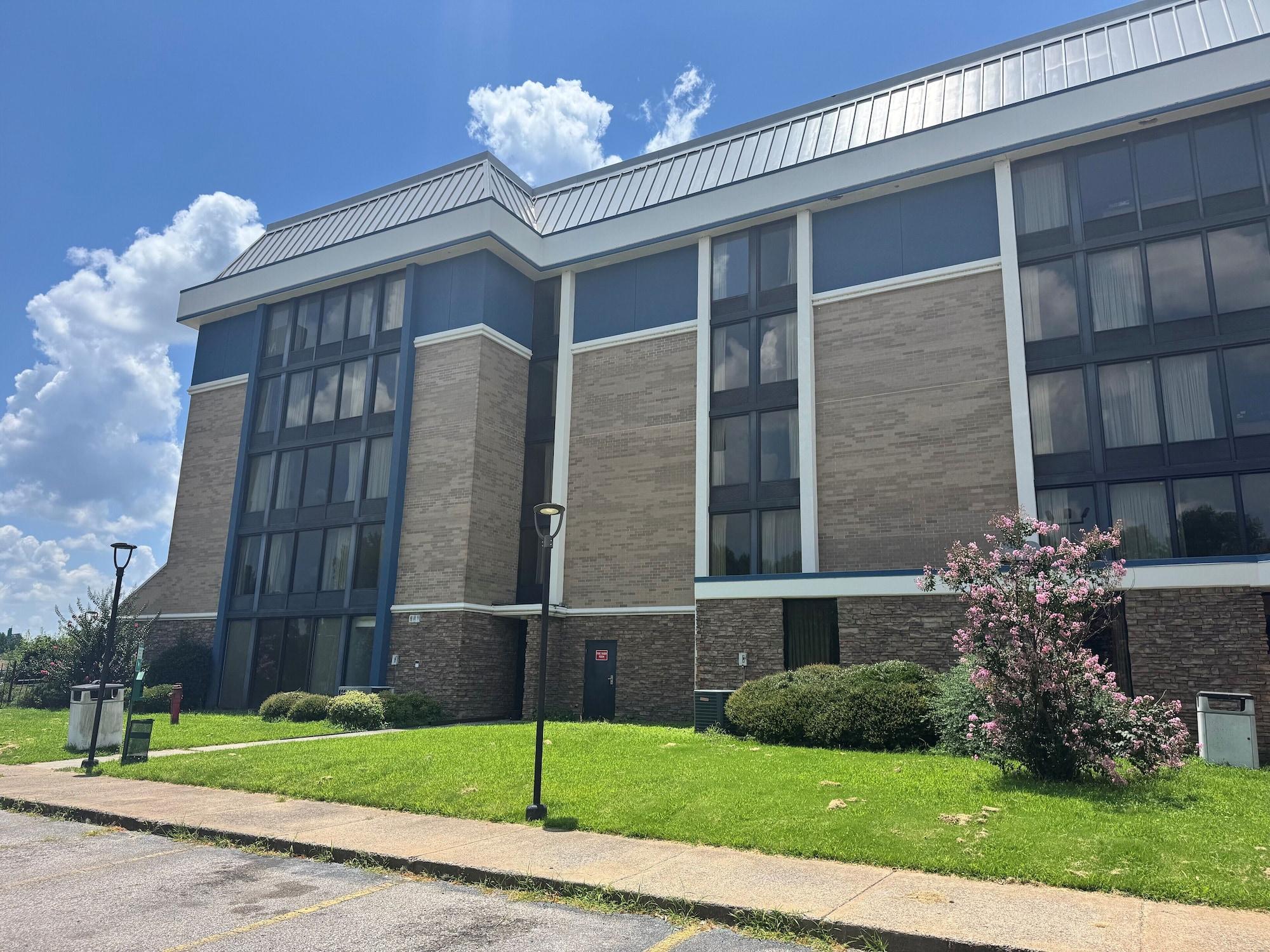 Vista Exterior AmericInn by Wyndham Memphis East