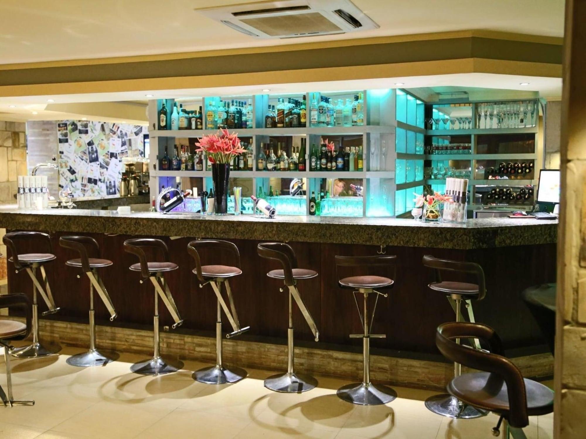 Bar/Salón Roca Golf Hotel