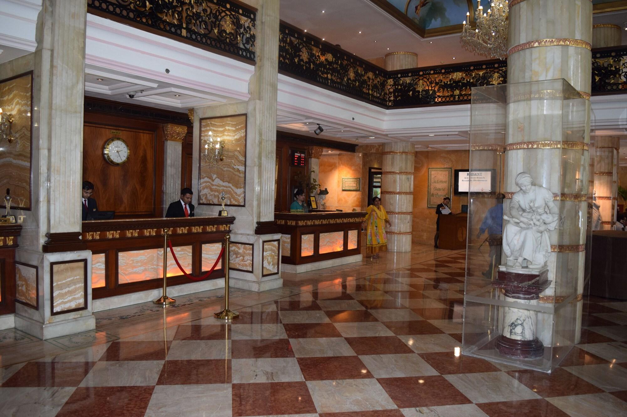 Vista Lobby Hotel The Royal Plaza