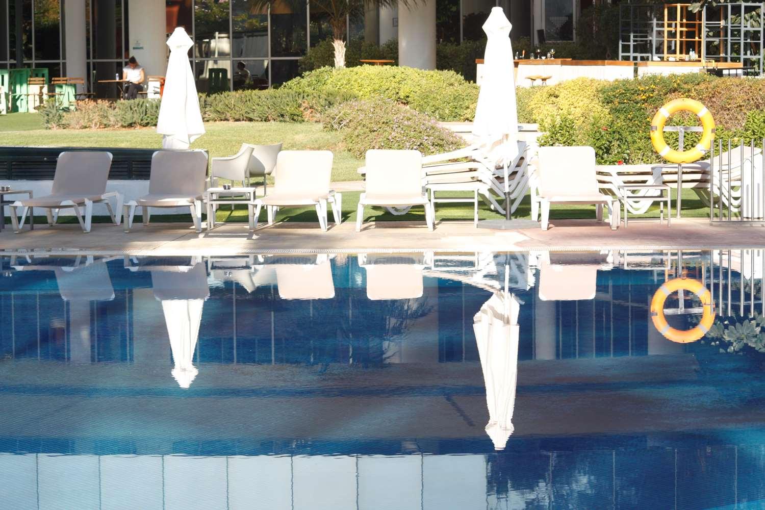 Vista da piscina Silken Al Andalus Palace Hotel