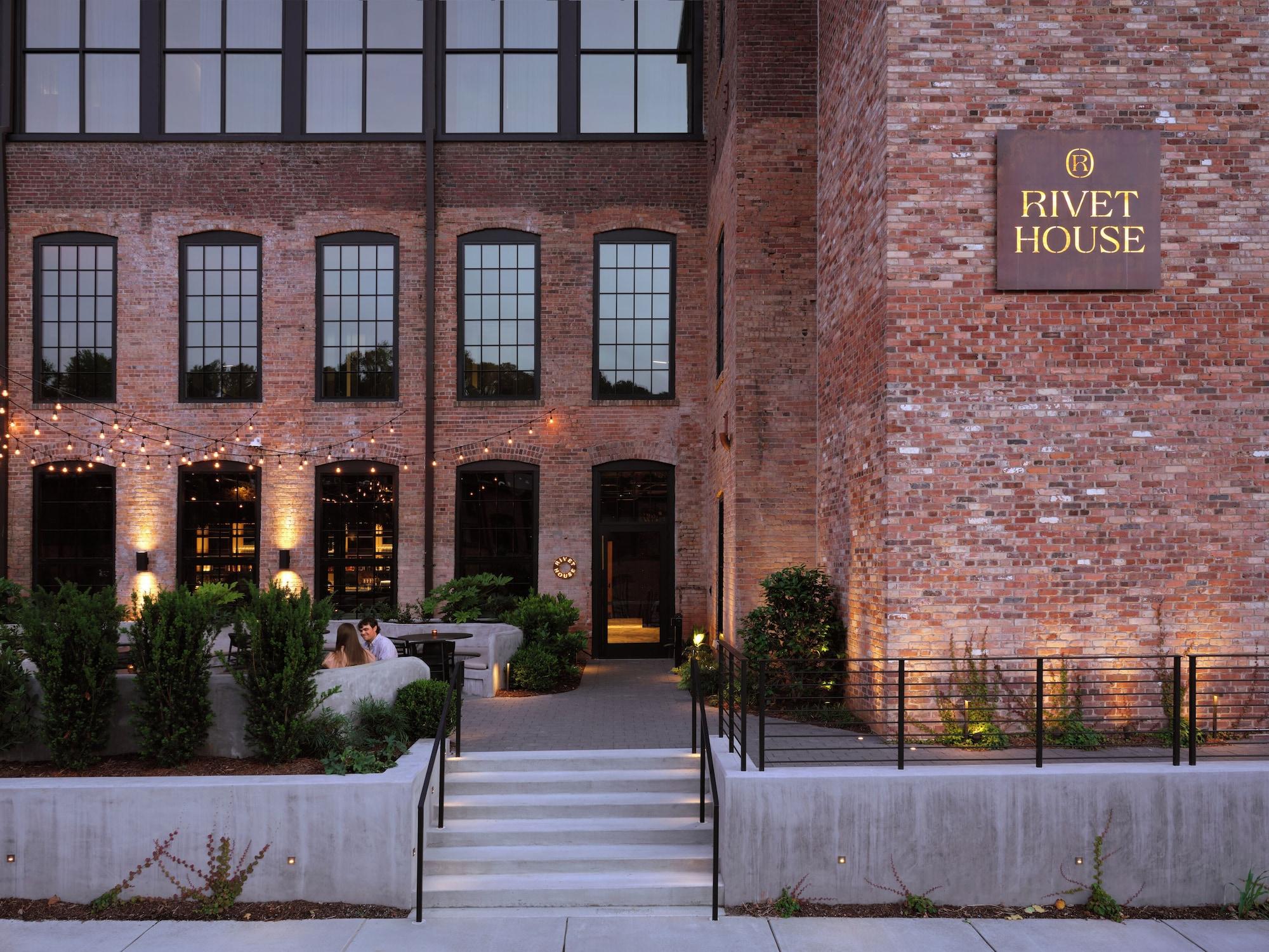Varios Rivet House