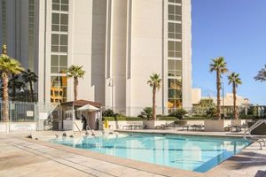Alojamiento - MGM Signature Penthouse Jr. StripView, Balcony, Pool NO Resort fee, FREE Parking