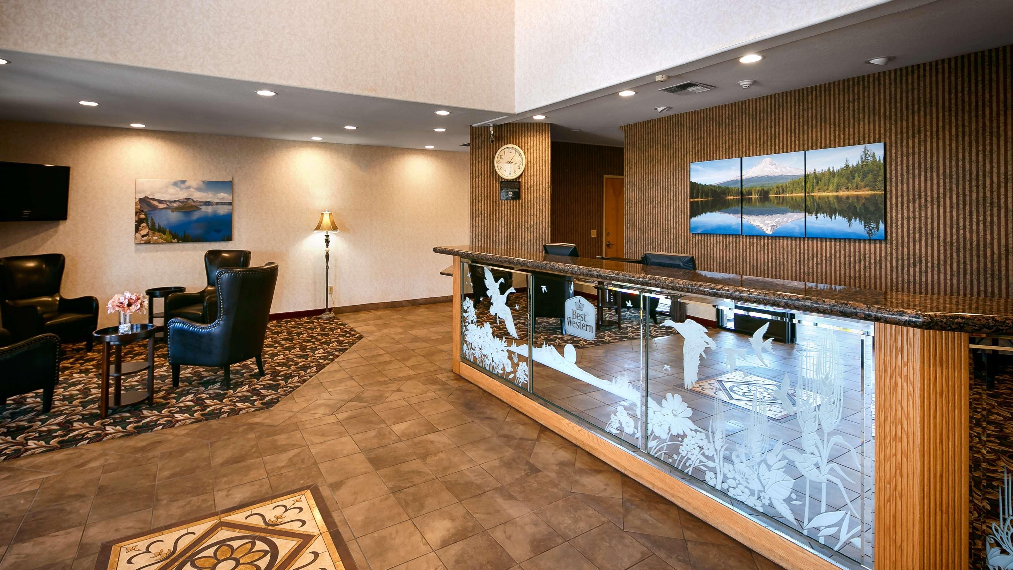 Vista Lobby Best Western Dallas Inn & Suites
