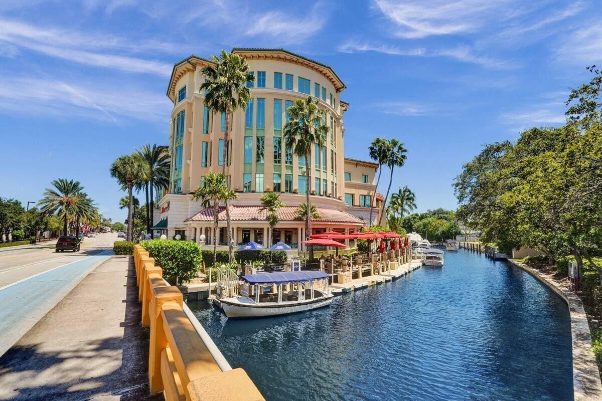 Varios Eden by the Beach