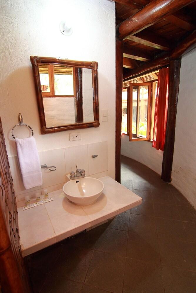 Baño Mindo Río Hostería