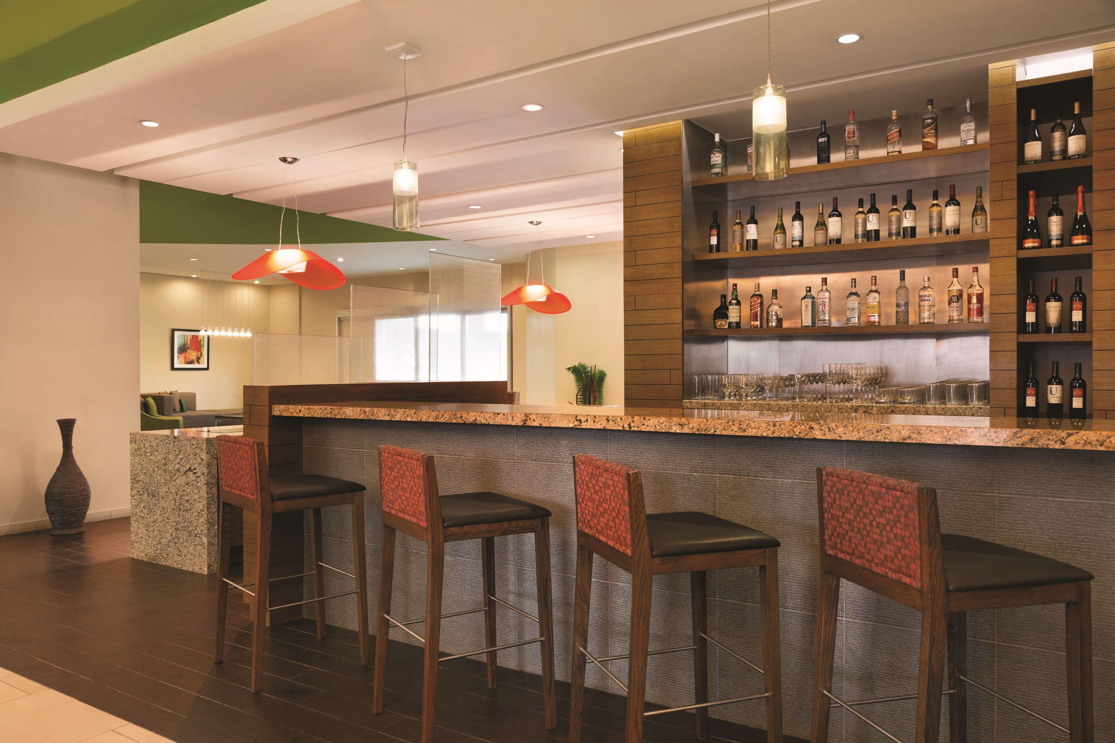 Bar/Salón Hyatt Place San José/Pinares