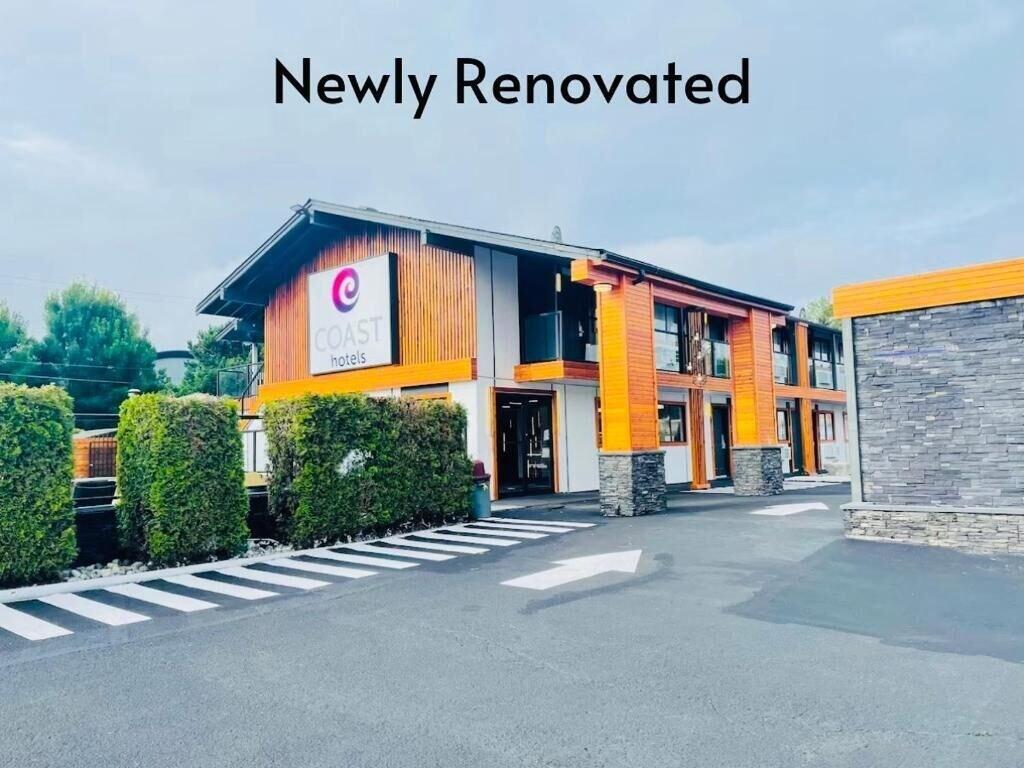 Varios Coast Courtenay Hotel