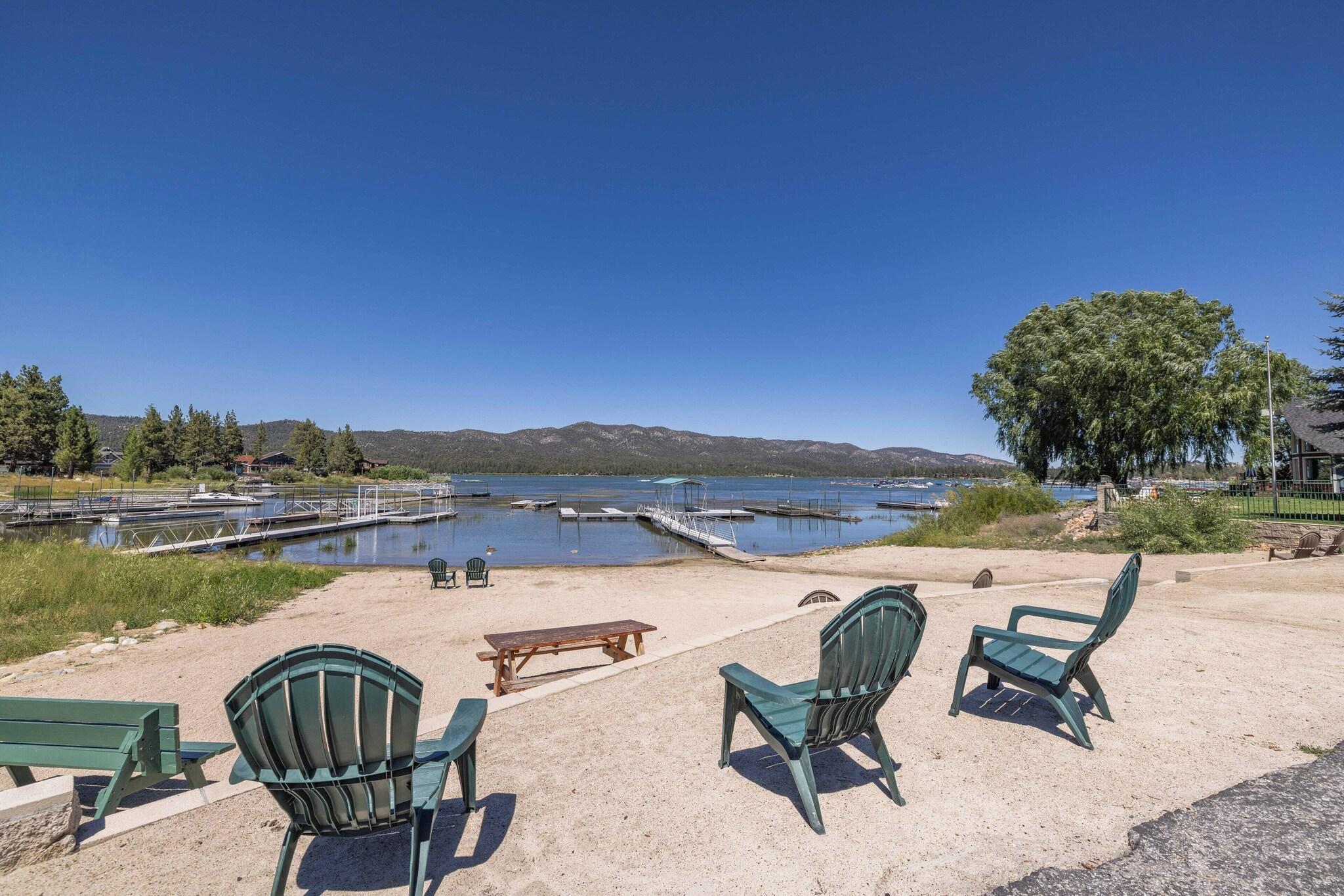 Varios Big Bear Lakefront Lodge
