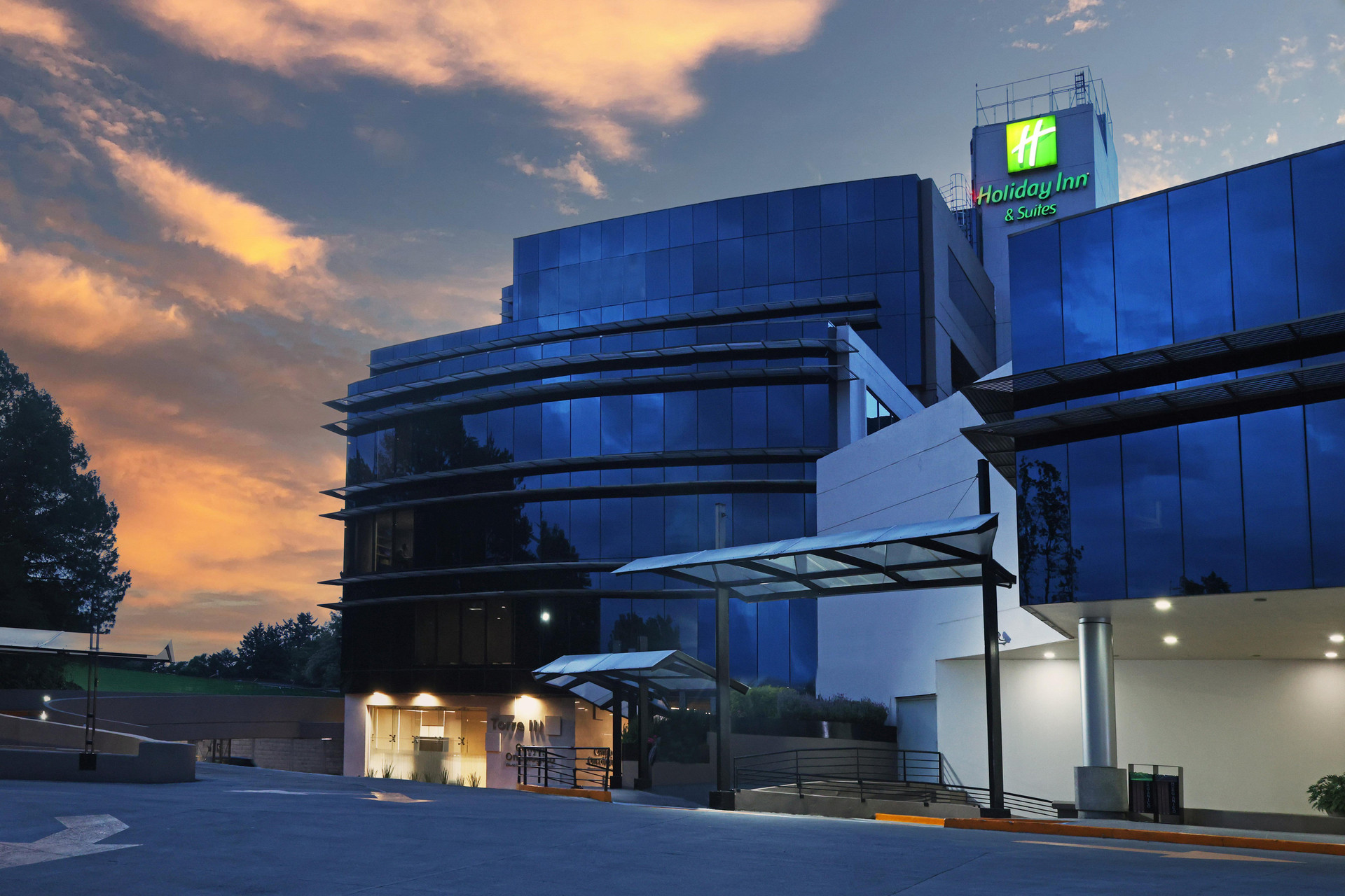 Vista Exterior Holiday Inn Hotel & Suites Medica Sur by IHG