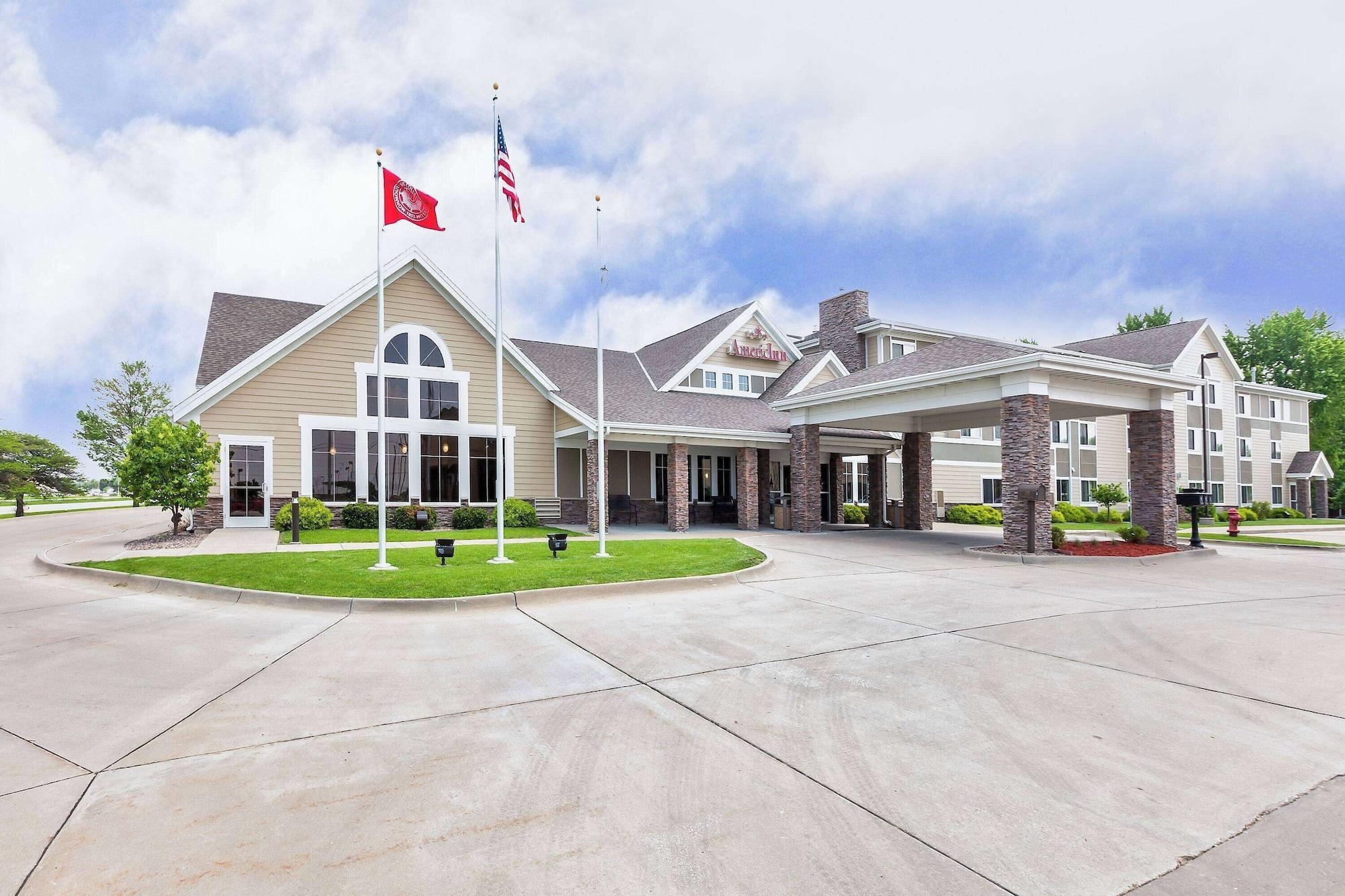 Vista Exterior AmericInn by Wyndham Monmouth