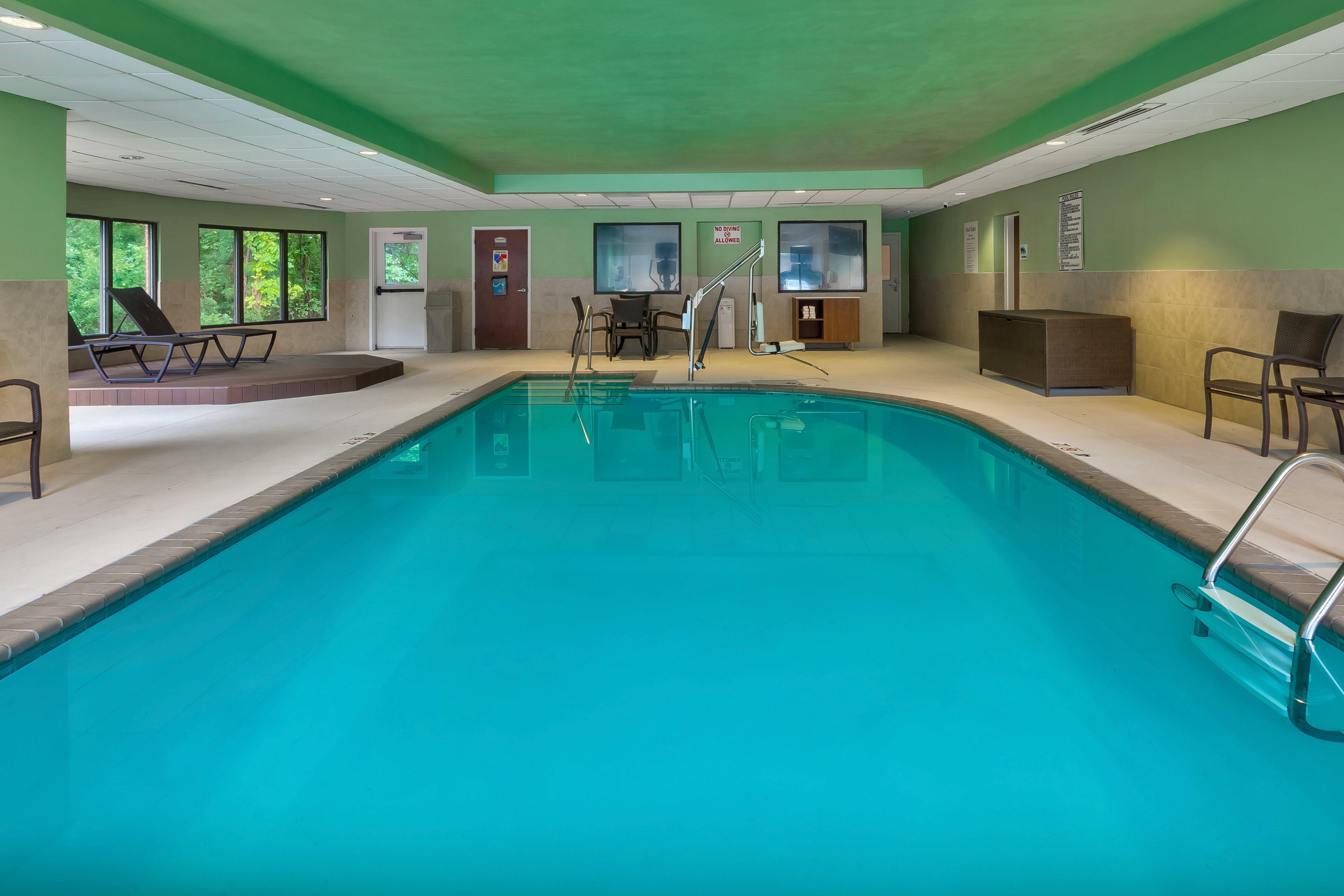 Vista Piscina Holiday Inn Express and Suites Chesapeake