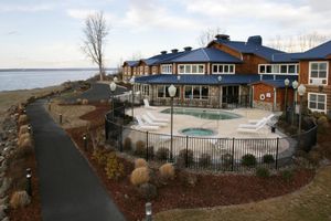 Alojamiento - River Lodge And Grill