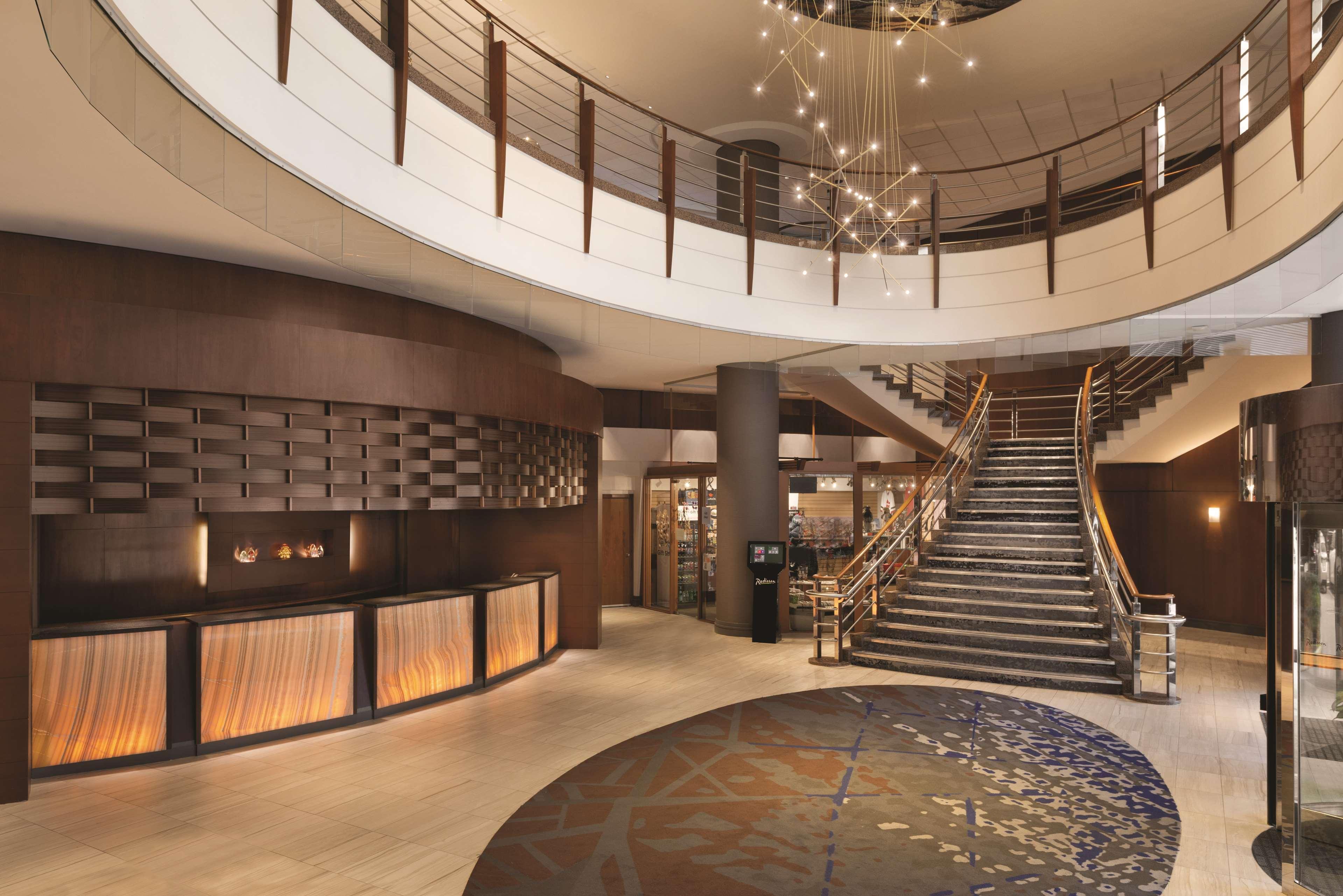 Vista Lobby Radisson Hotel Vancouver Airport