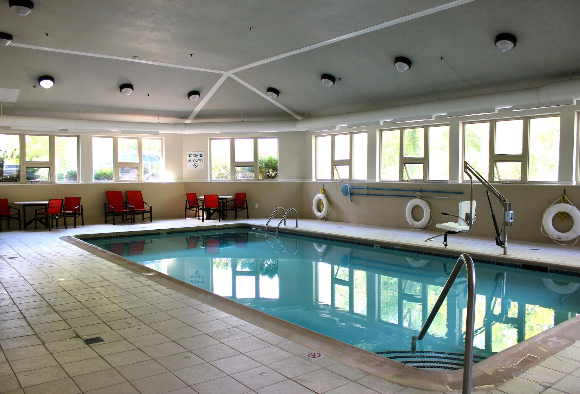 Vista Piscina Holiday Inn Express Hotel & Suites Waterford by IHG