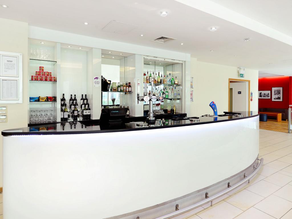 Bar/Salón Travelodge Milton Keynes at The Hub