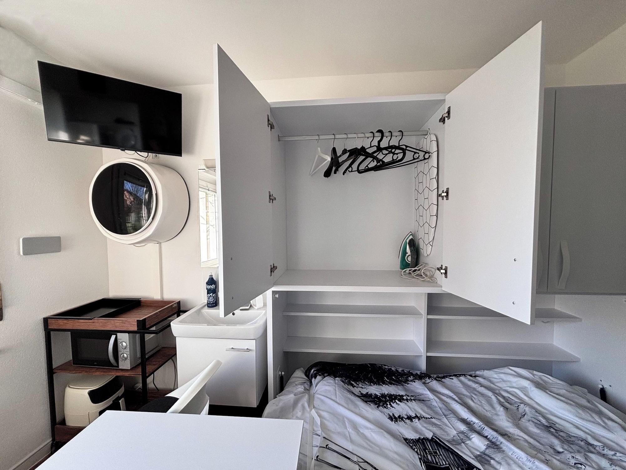 Comodidades del Alojamiento Room-lake View Room in Pully With Washin