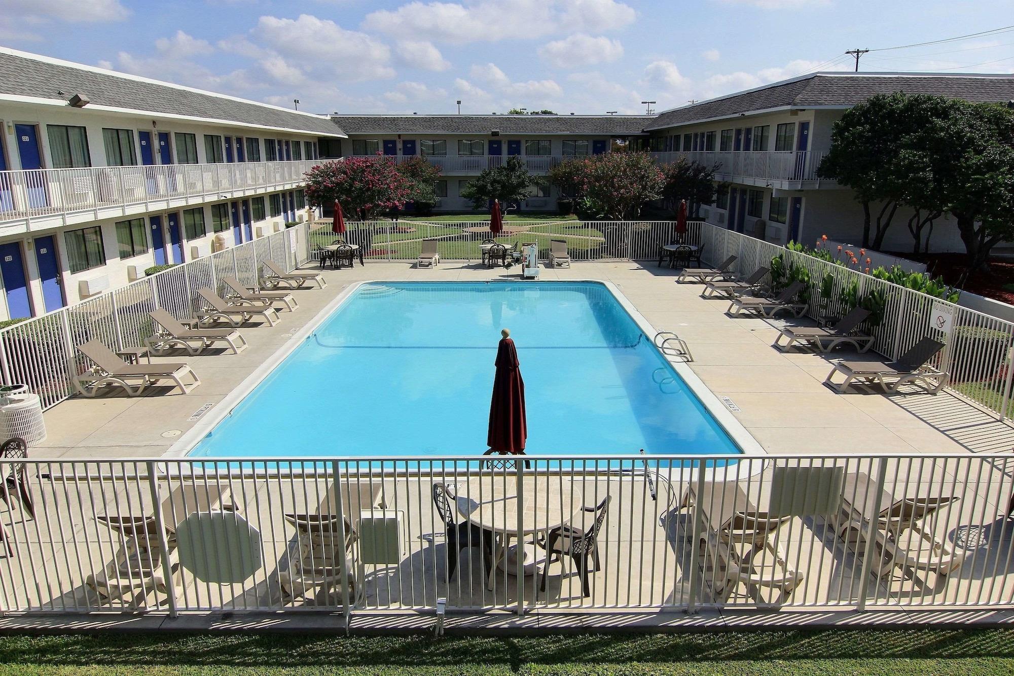 Varios Motel 6 Austin, TX - North