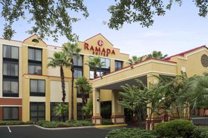 Alojamiento - Ramada by Wyndham Suites Orlando Airport