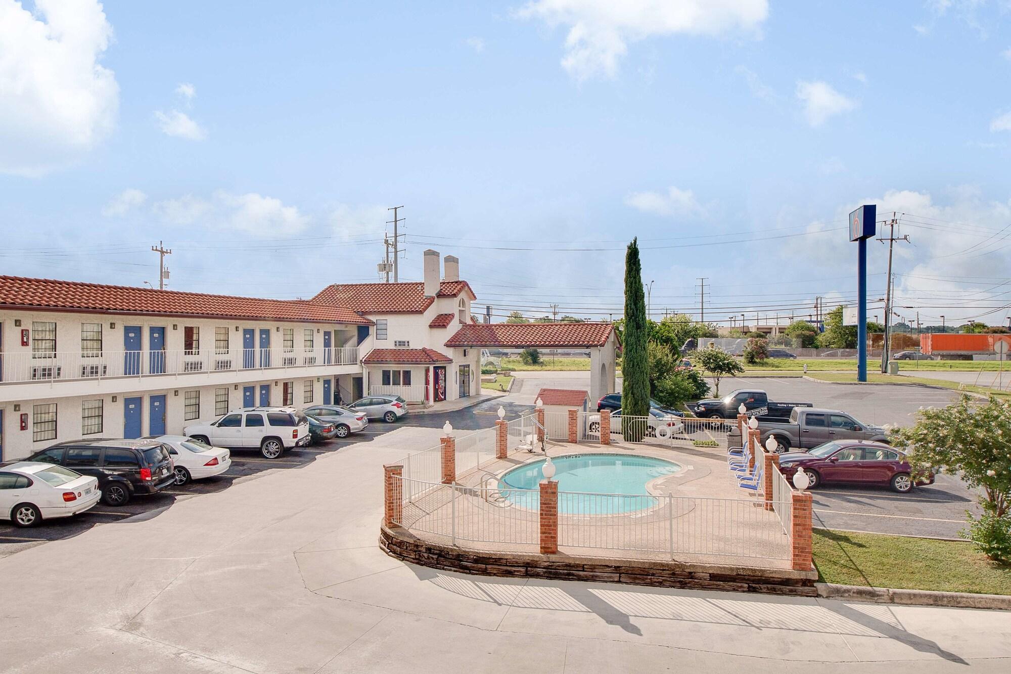 Vista Exterior Americas Best Value Inn San Antonio Windcrest