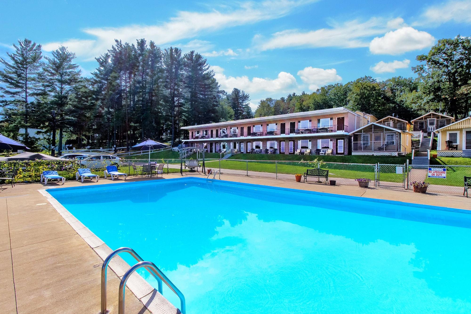 Varios Half Moon Motel & Cottages