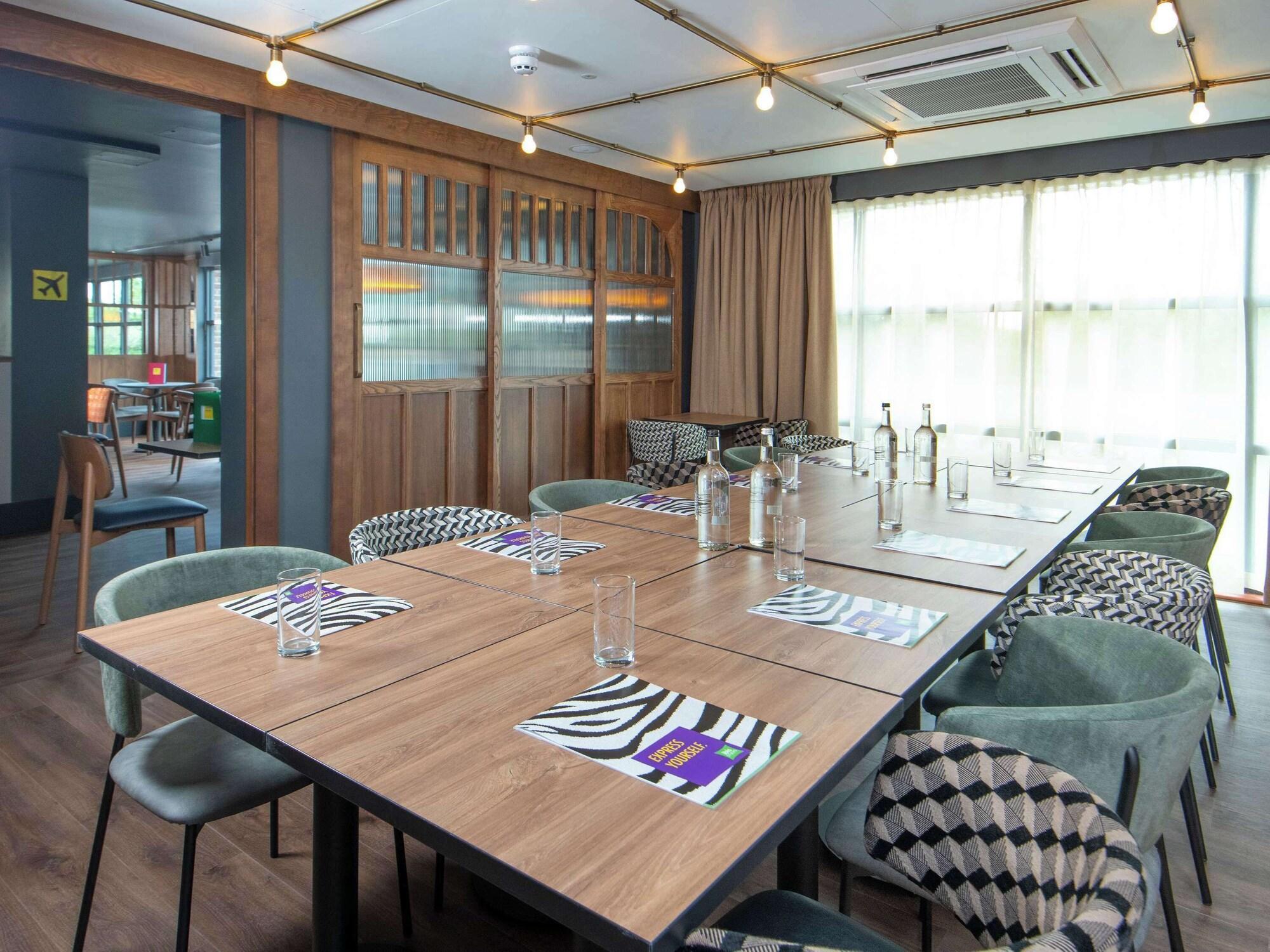 Sala de Reuniones Ibis Styles London Gatwick Airport