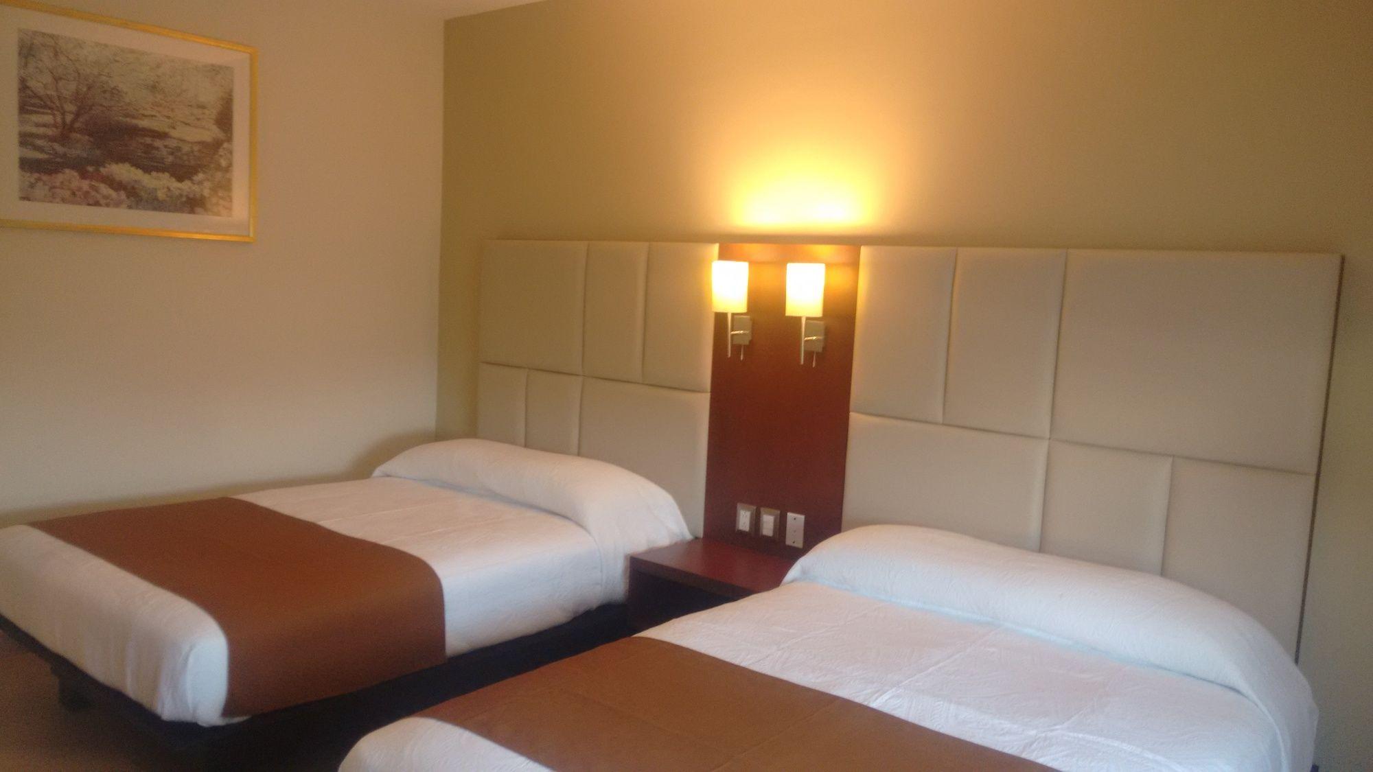 Guest room AV Inn Hotel