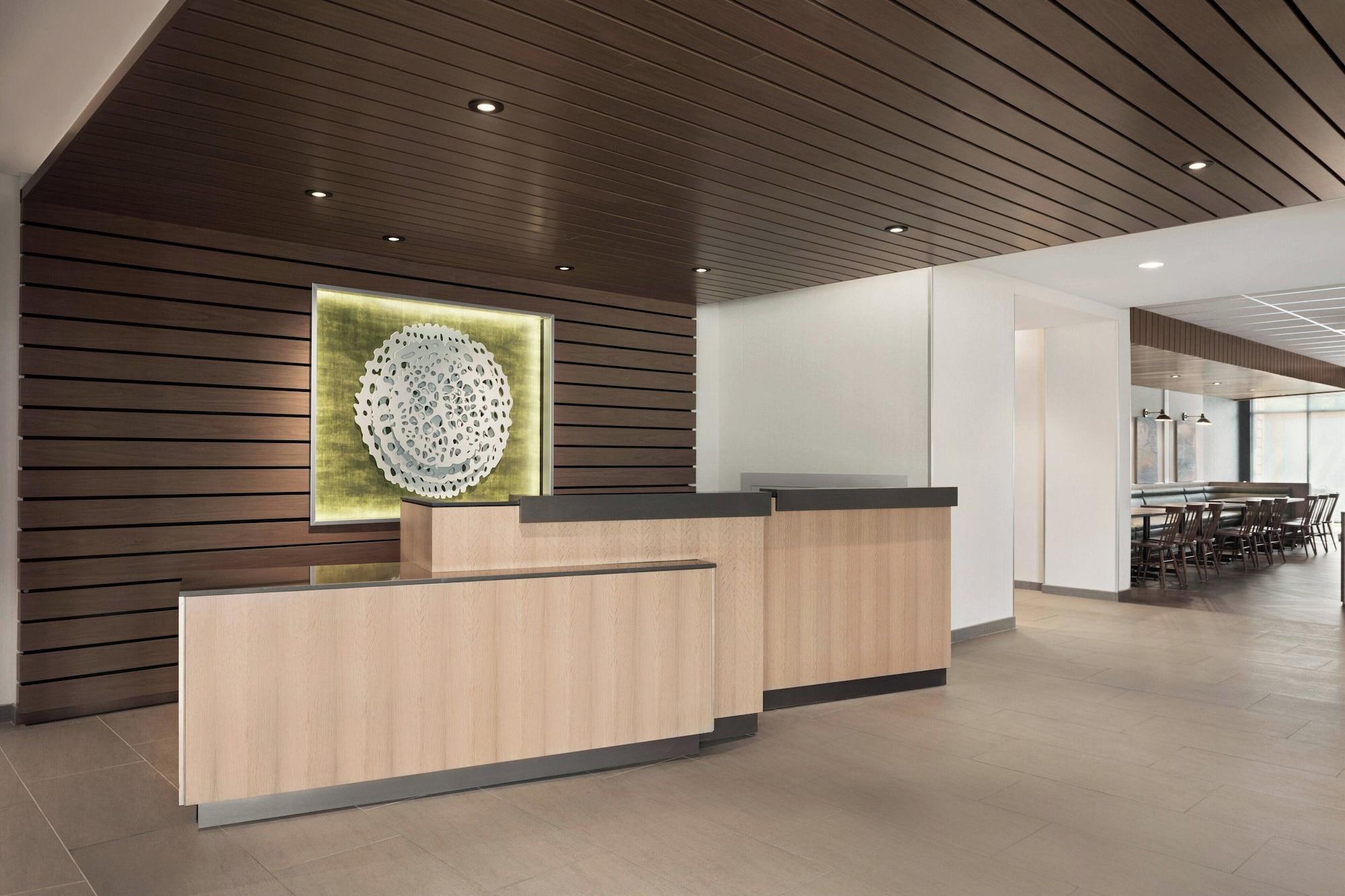 Vista Lobby Fairfield Inn & Suites by Marriott Milwaukee West