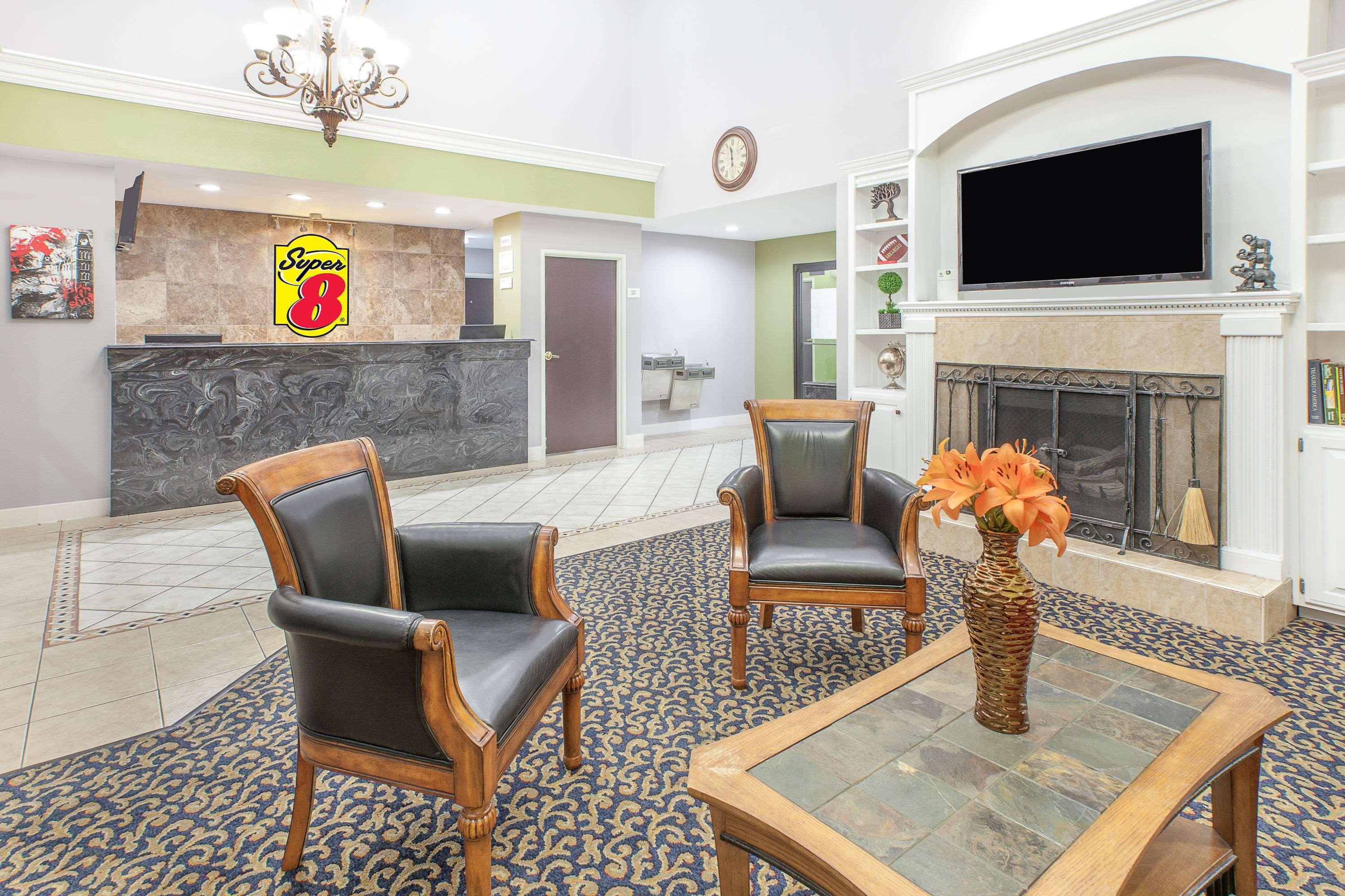 Vista Lobby Super 8 by Wyndham Lowell/Bentonville/Rogers Area