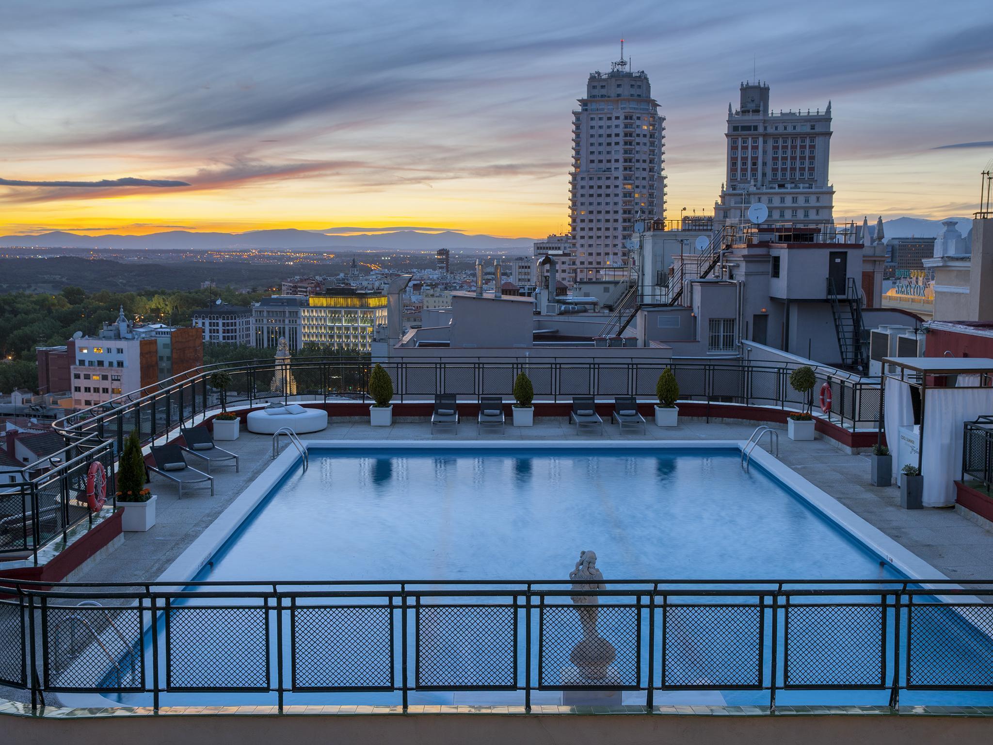 Vista Exterior Hotel Emperador