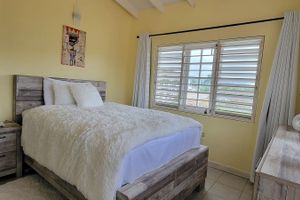Alquiler Vacacional - 3-bedroom house in lovely St. Ann Parish with WiFi, AC and close to the BEACH!!
