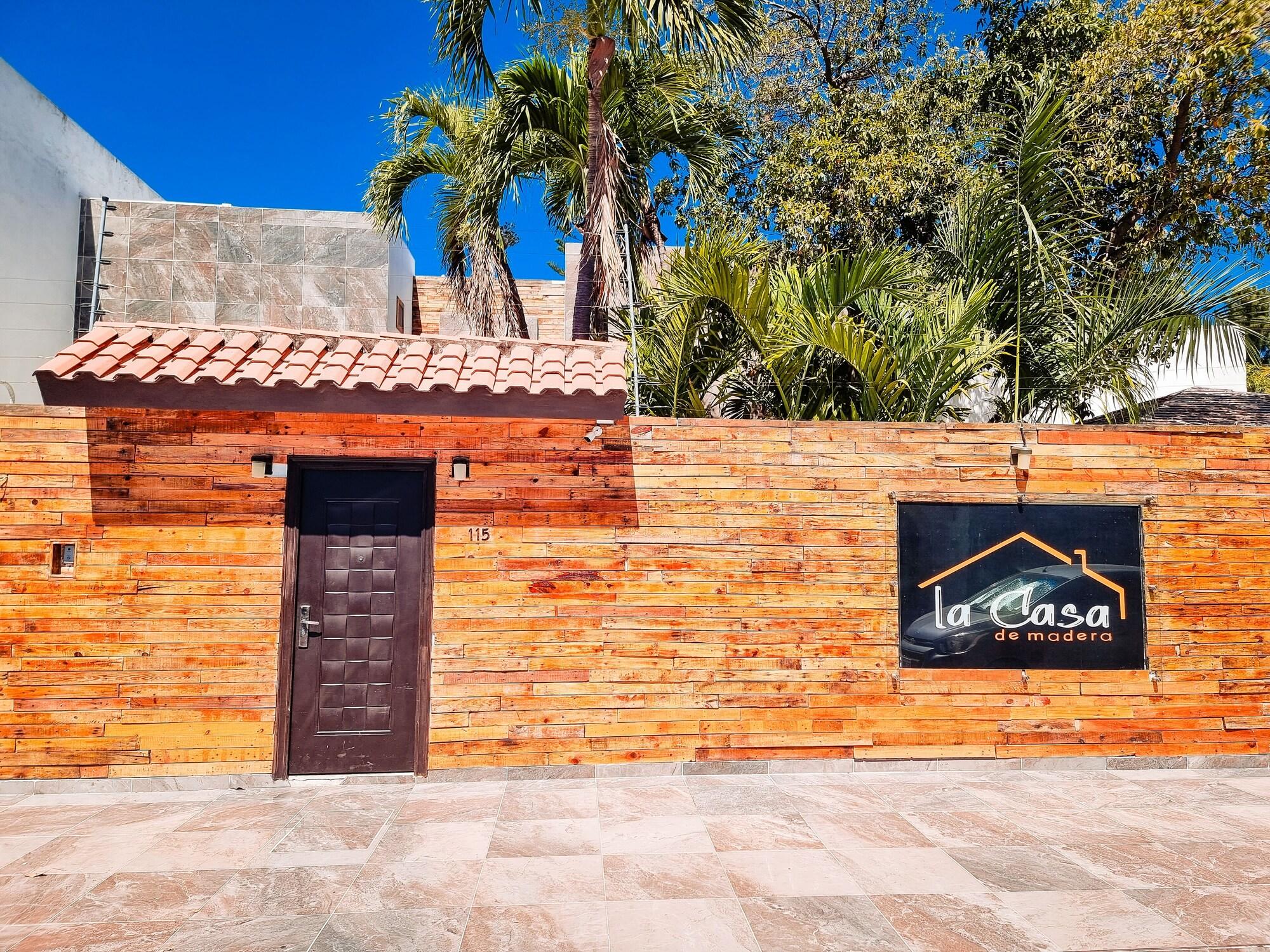 Vista Exterior Hostal la casa de madera