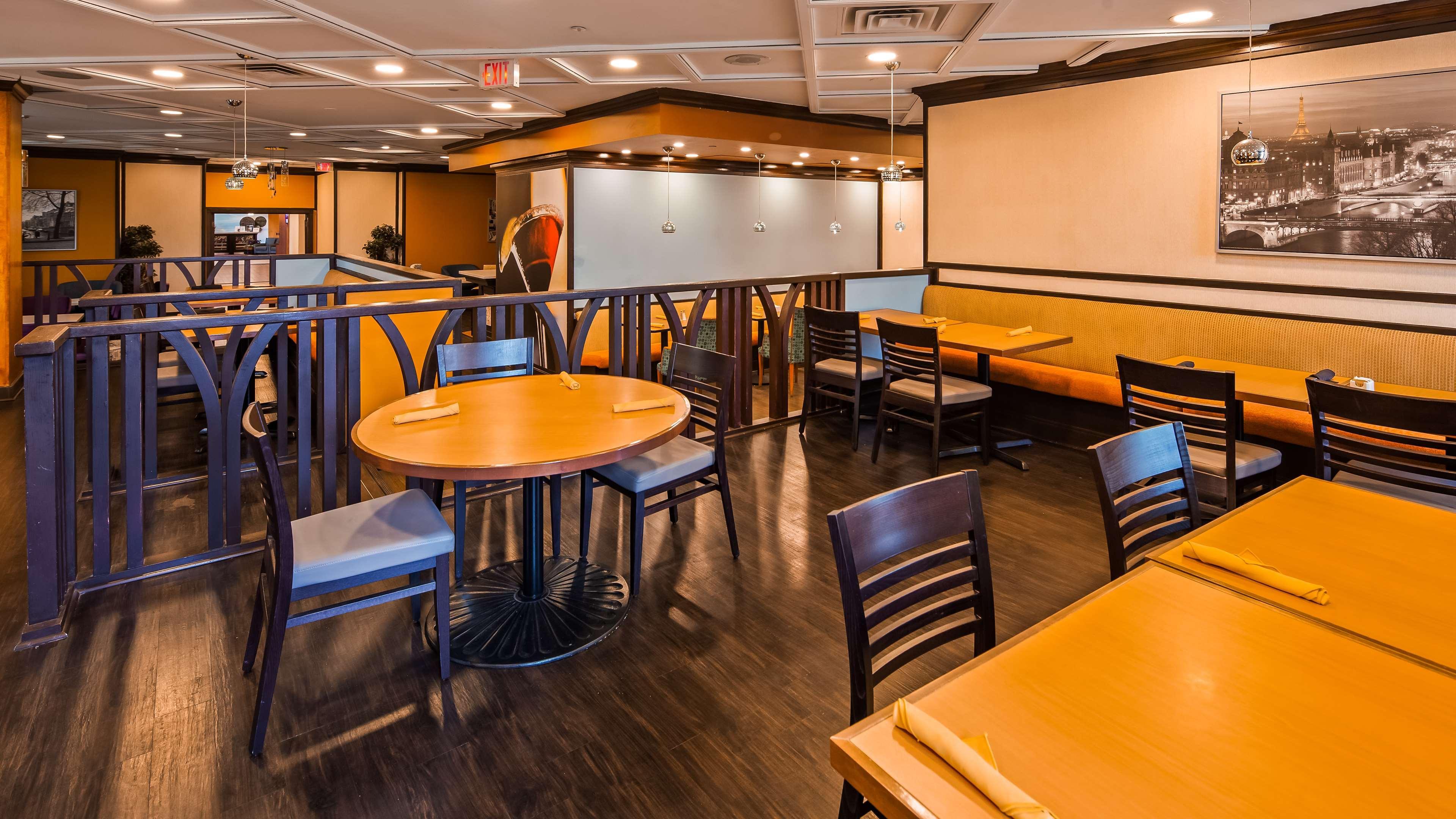 Restaurant Best Western Premier Toronto Airport Carlingview Hotel
