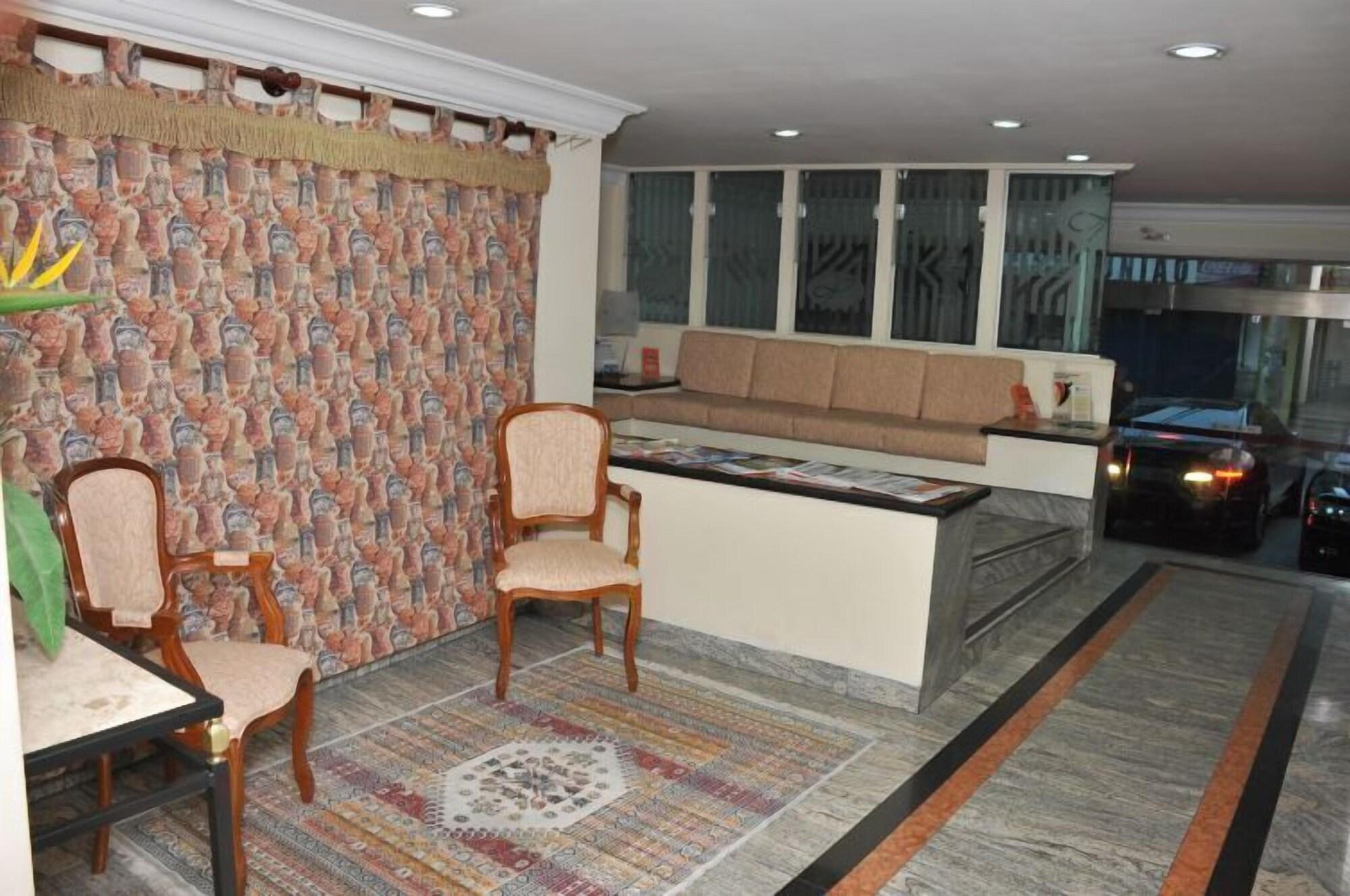 Vista Lobby Interplaza Hotel