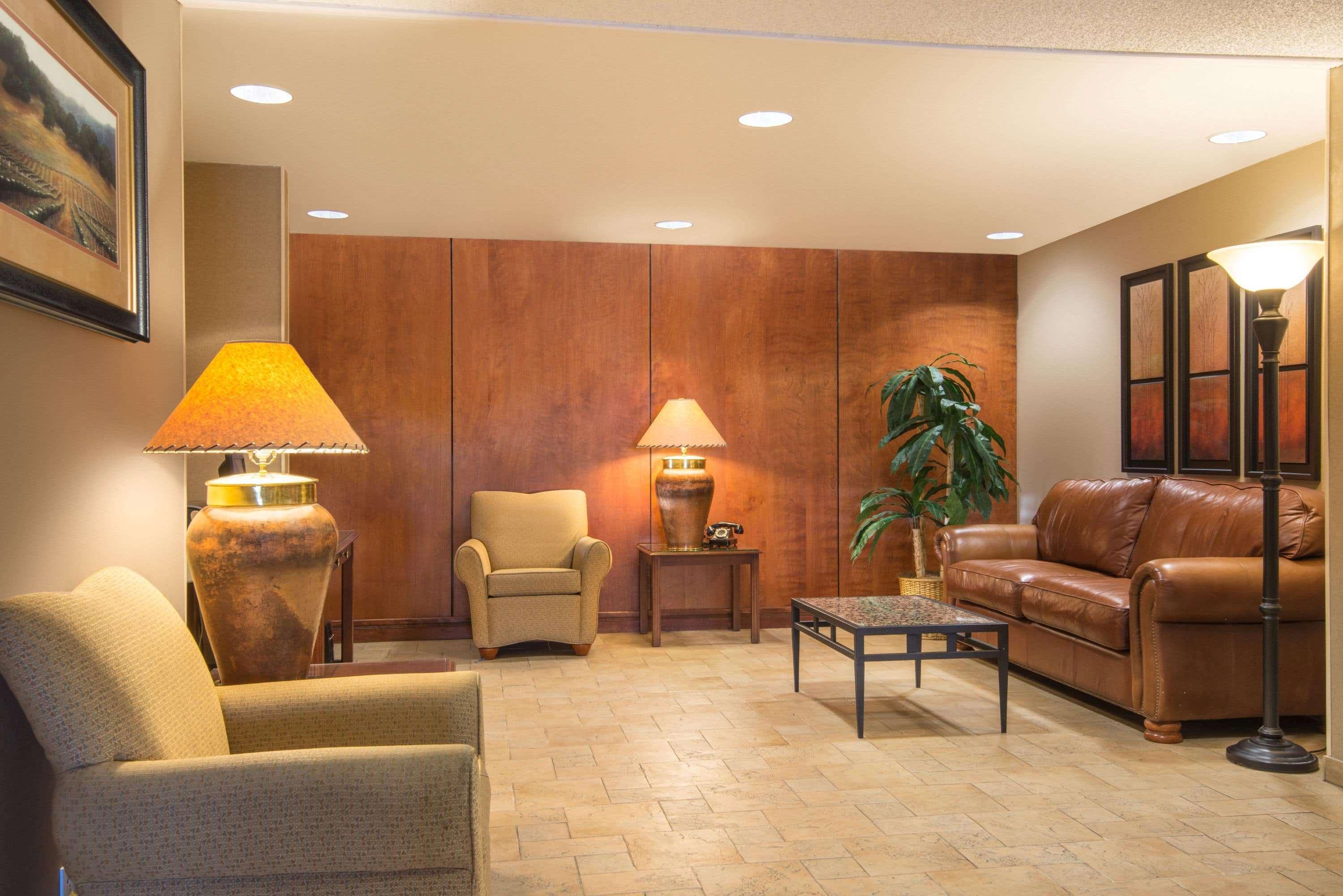Vista Lobby Travelodge By Wyndham Pueblo
