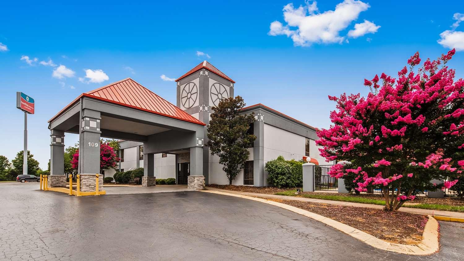 Vista Exterior SureStay Plus Hotel by Best Western Nashville Southeast