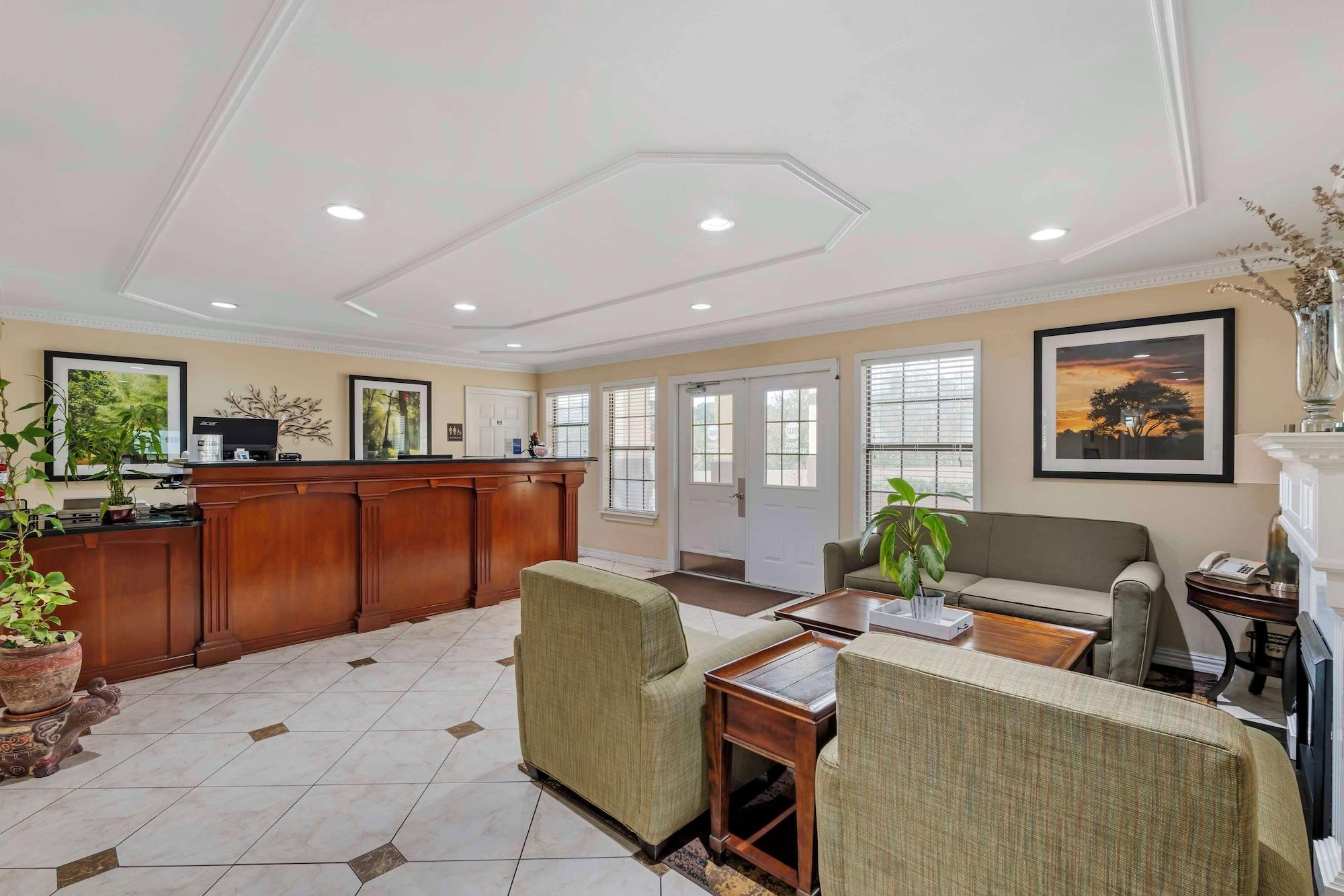 Varios Best Western Pineywoods Inn