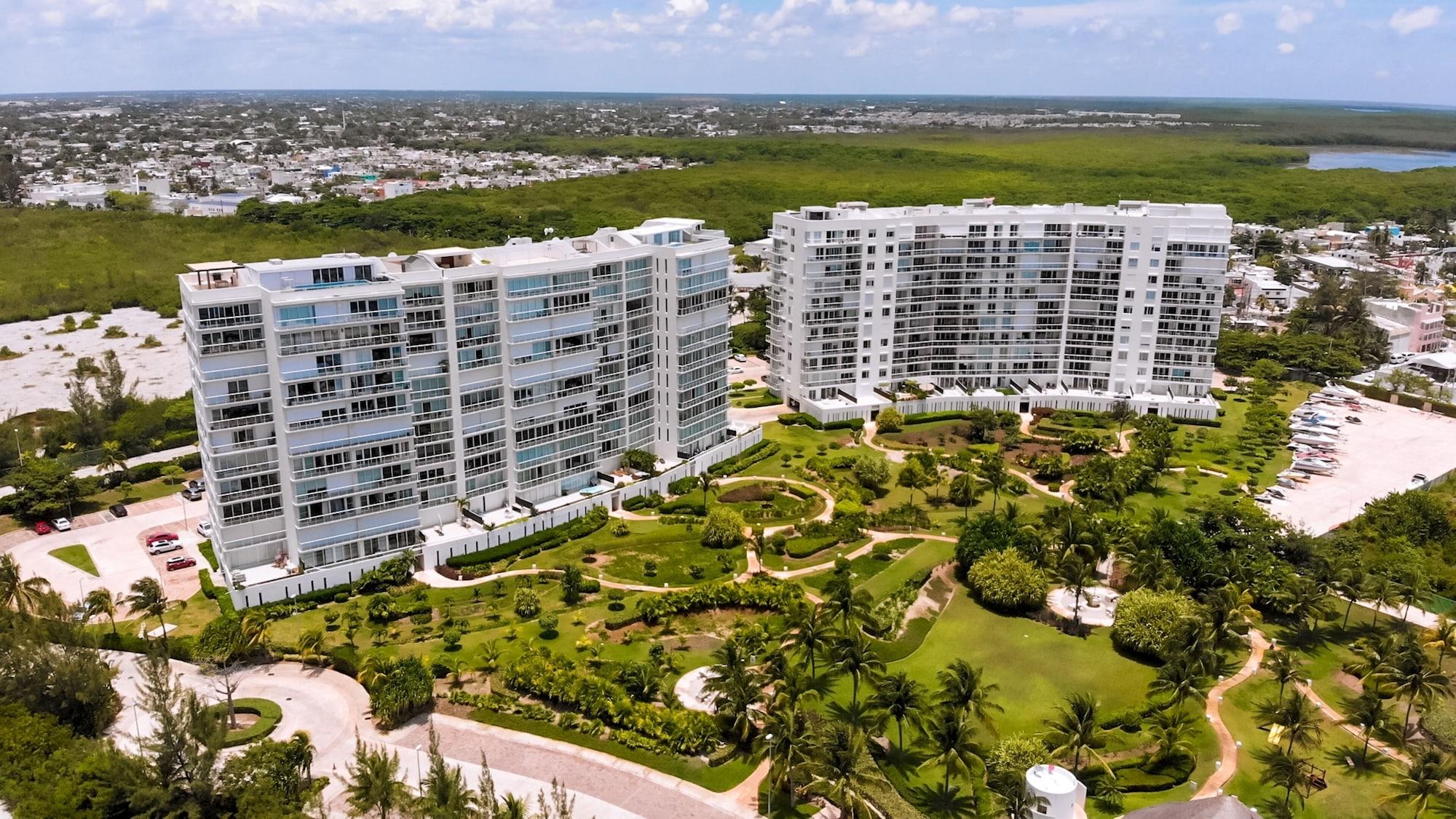 Vista Exterior CARIBE Beachfront 2 BDR- Incredible Oceanview